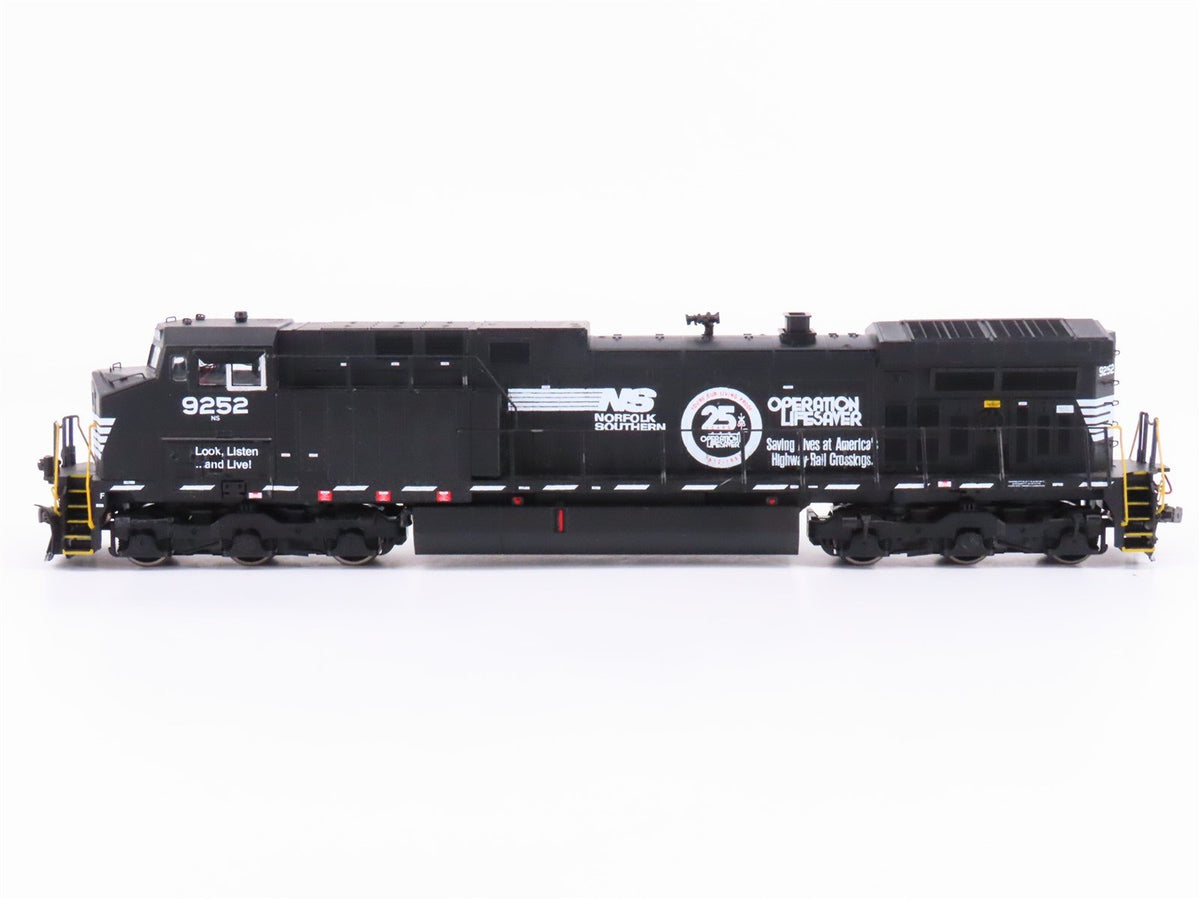 HO Athearn NS Railway &quot;Operation Lifesaver&quot; AC4400CW Diesel #9252 w/DCC - Custom