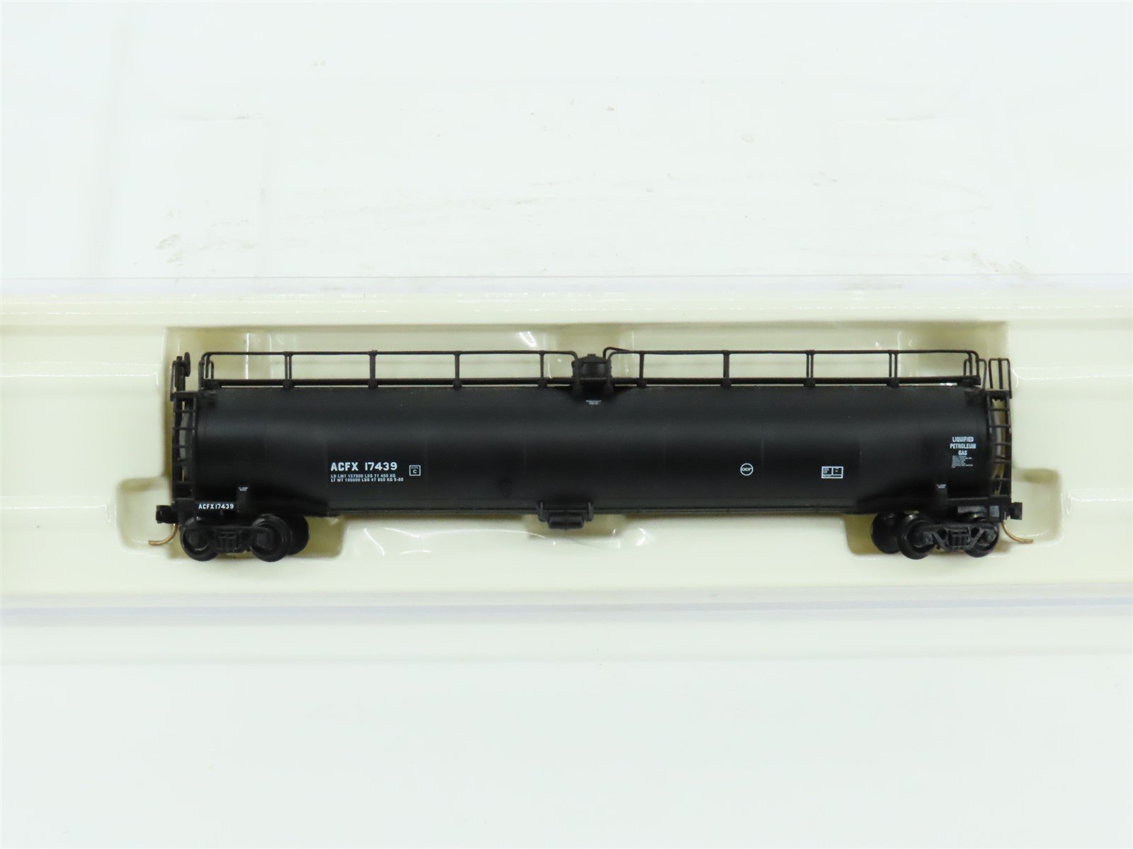 N Scale Atlas 37002 ACFX Liquefied Petroleum 33,000 Gallon Tank Car #17439