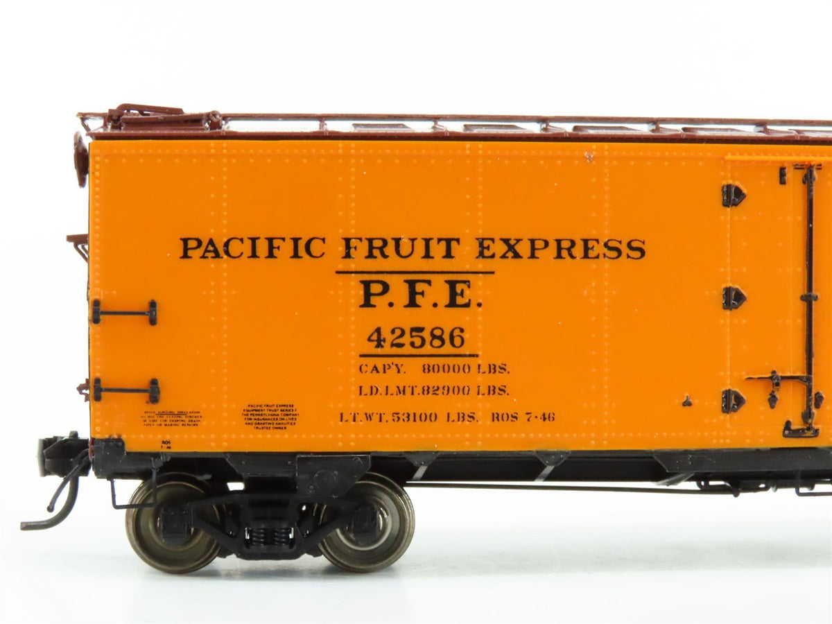 HO InterMountain 46702P-21 PFE Pacific Fruit Express SP UP R-40-10 Reefer #42586