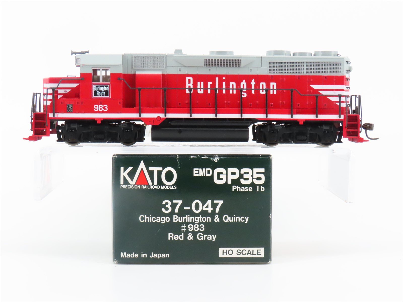 HO Scale KATO 37-047 CB&Q Burlington Route EMD GP35 Ph. 1b Diesel #983