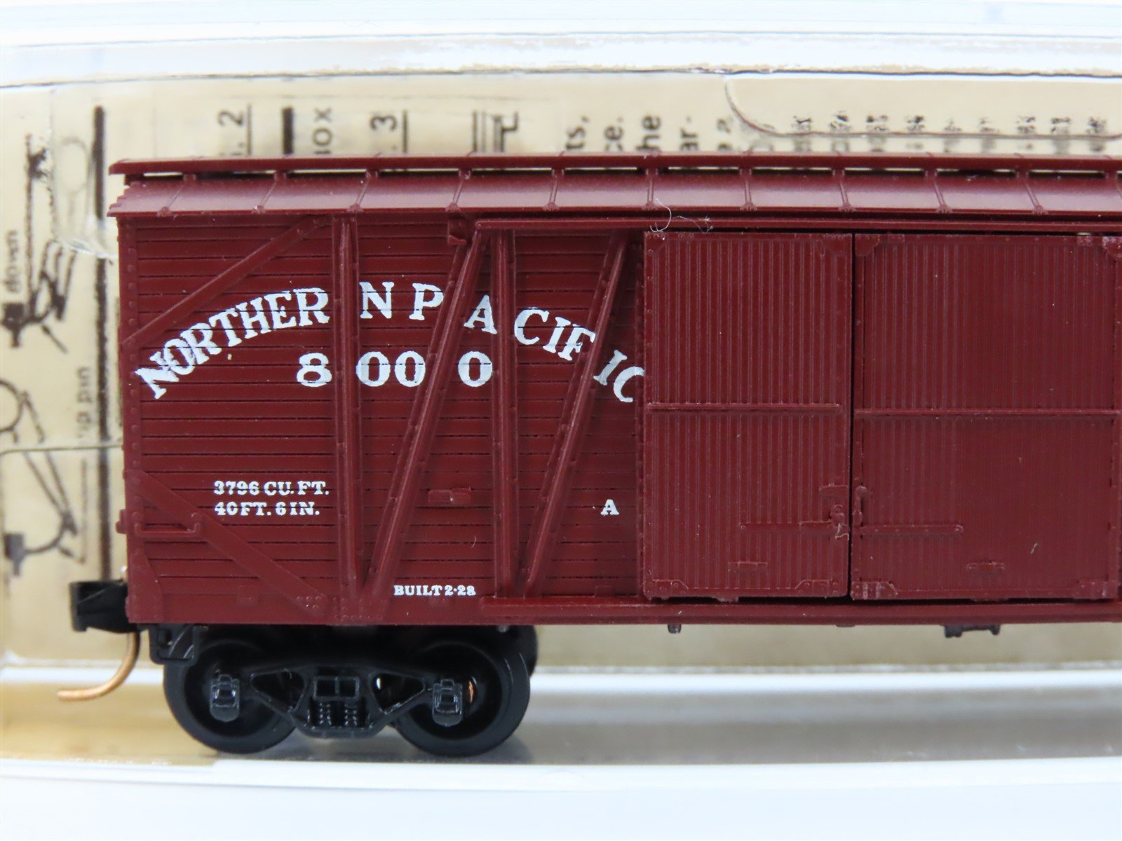 N Kadee Micro-Trains MTL 29030 NP Northern Pacific 40' Automobile Box Car #8000