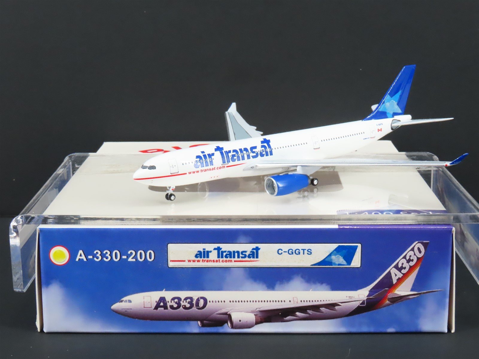 1:400 Scale Aero Classics Baby-Bus Die-Cast Air Transat A330-243 Airbus C-GGTS