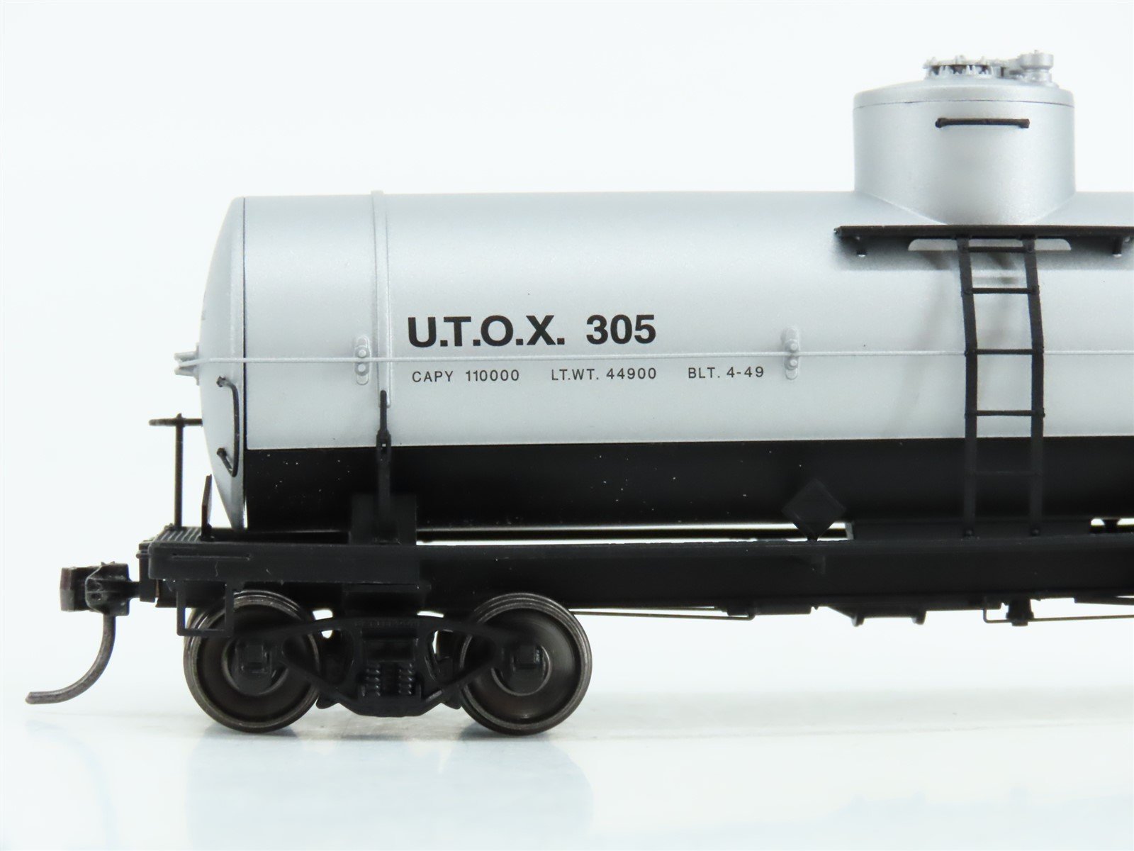 HO Scale Red Caboose RR-33051-07 UTOX Standard Oil Single Dome Tank Car #305