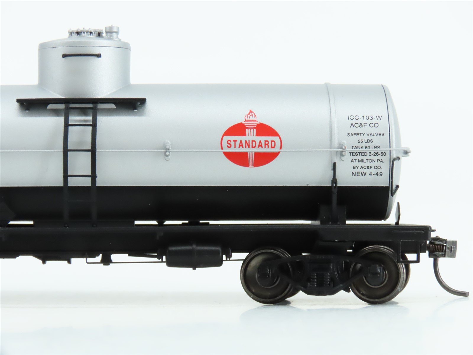 HO Scale Red Caboose RR-33051-07 UTOX Standard Oil Single Dome Tank Car #305