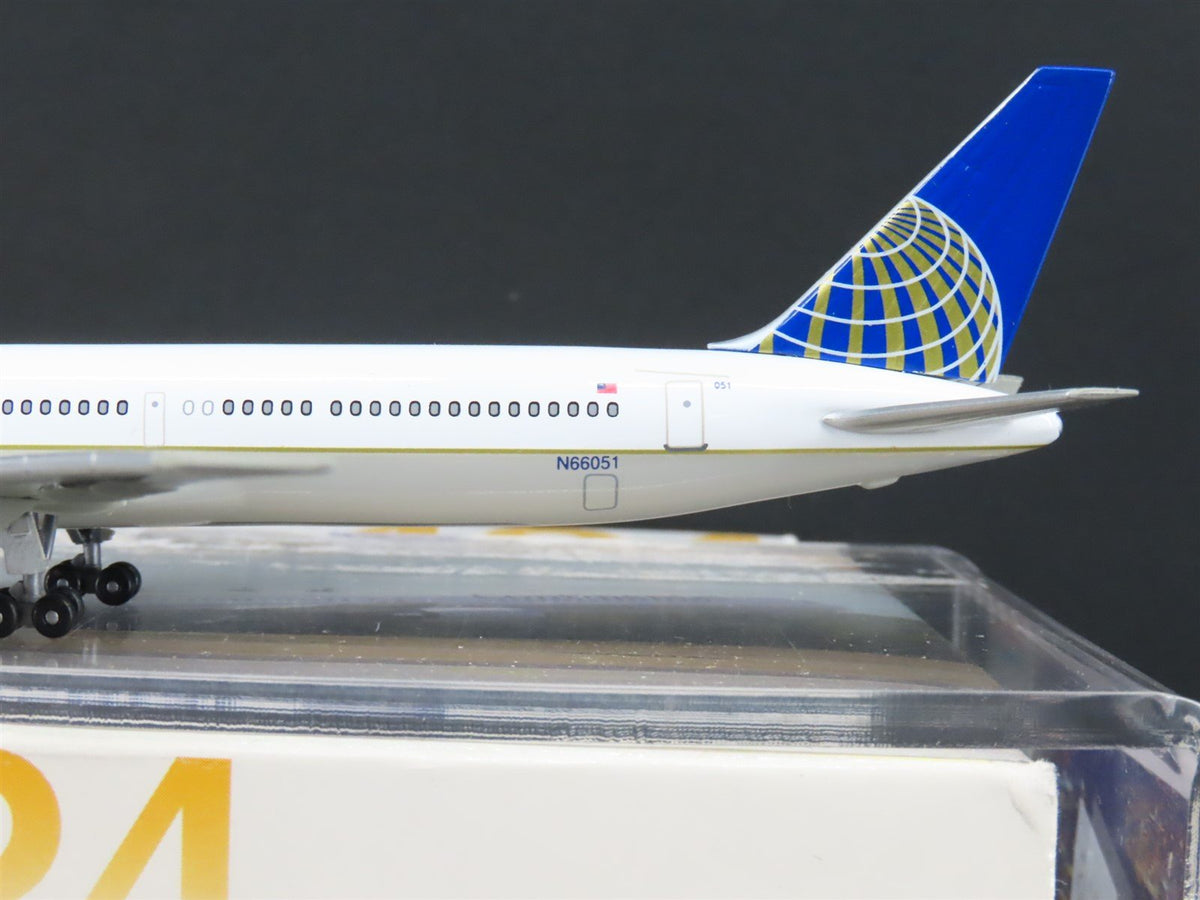 1:400 Scale Dragon Wings 55211 Die-Cast Continental Boeing B767-424 Aircraft