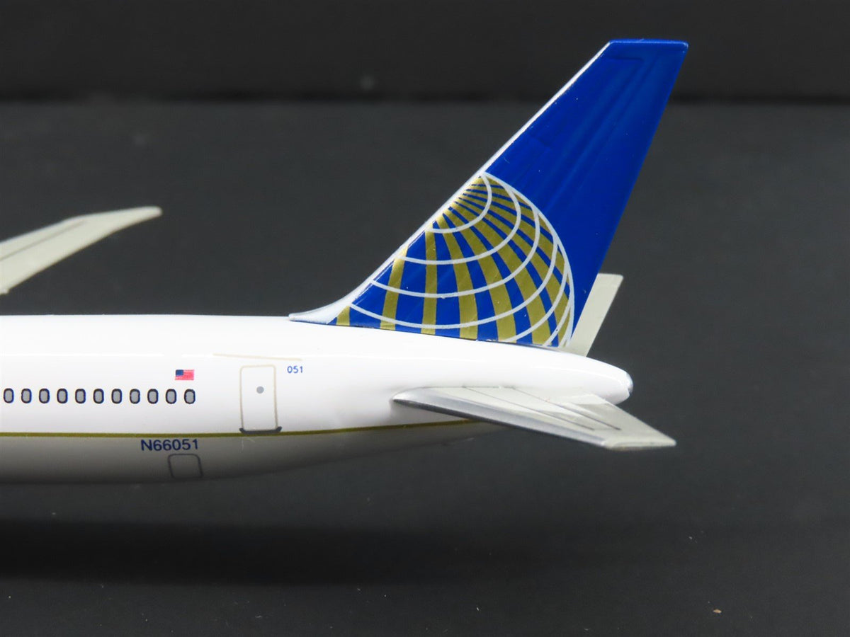 1:400 Scale Dragon Wings 55211 Die-Cast Continental Boeing B767-424 Aircraft