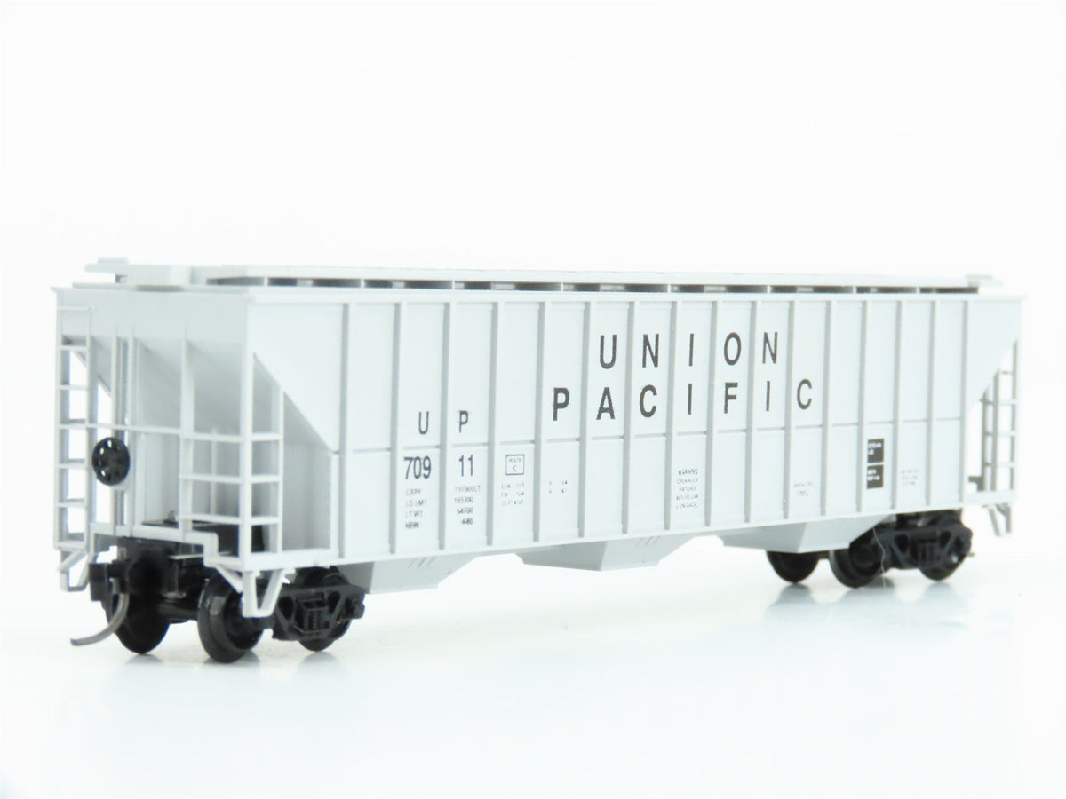 N Scale Precision Masters 1701 UP Union Pacific 3-Bay Covered Hopper #70911