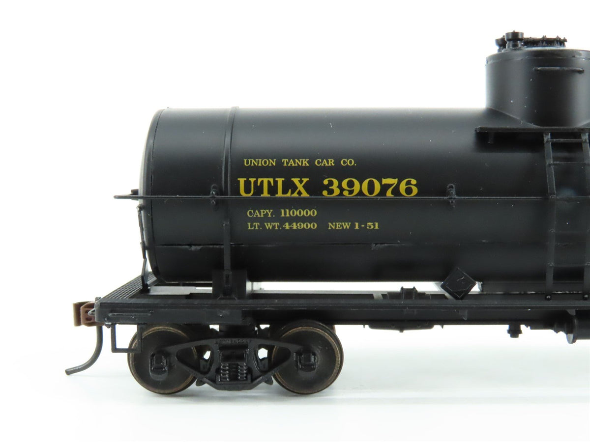 HO Scale Red Caboose RR-33001-45 UTLX 10K Gallon Single Dome Tank Car #39076