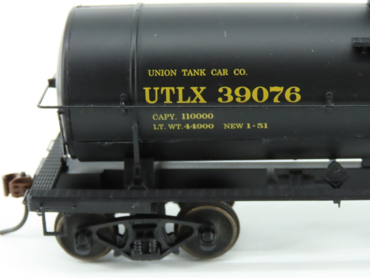 HO Scale Red Caboose RR-33001-45 UTLX 10K Gallon Single Dome Tank Car #39076