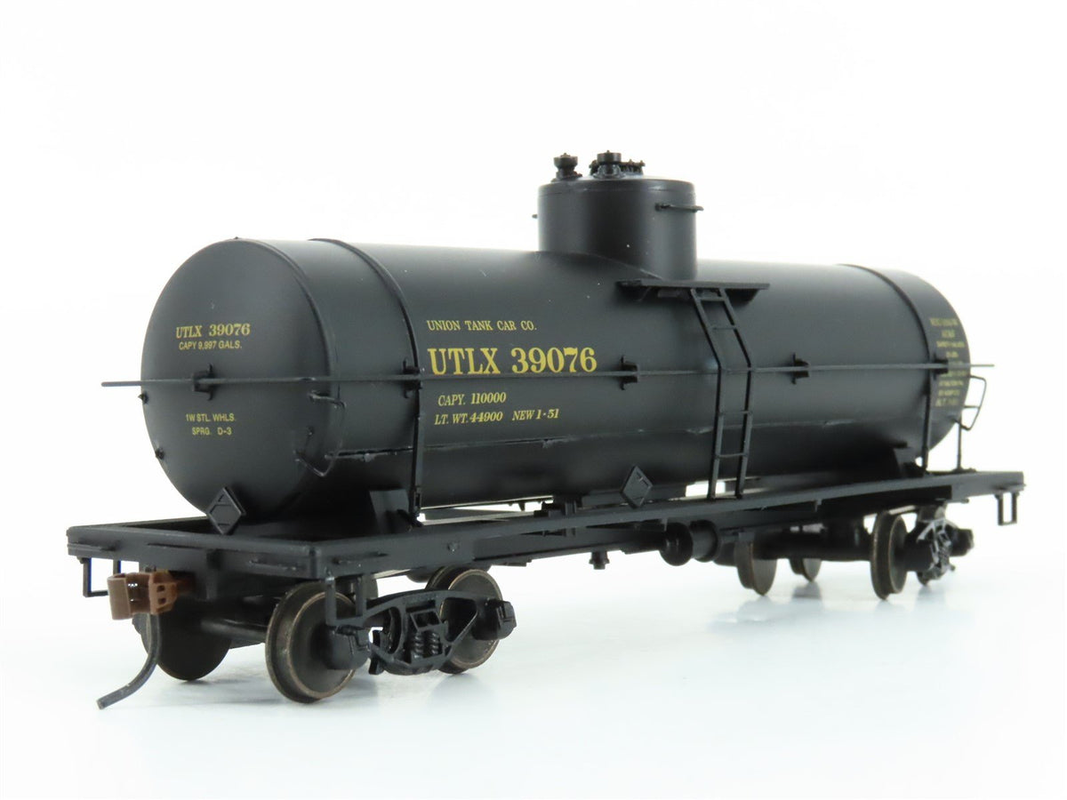 HO Scale Red Caboose RR-33001-45 UTLX 10K Gallon Single Dome Tank Car #39076