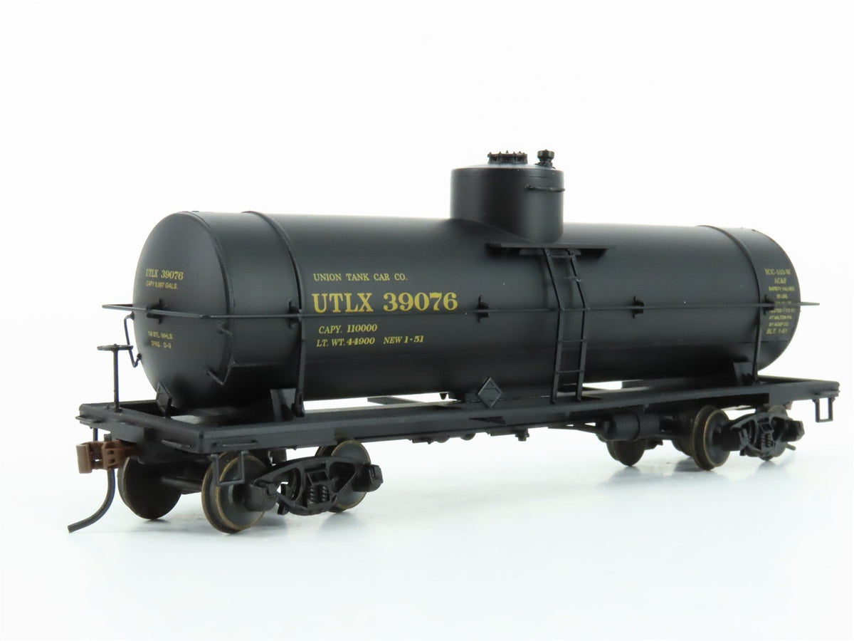 HO Scale Red Caboose RR-33001-45 UTLX 10K Gallon Single Dome Tank Car #39076