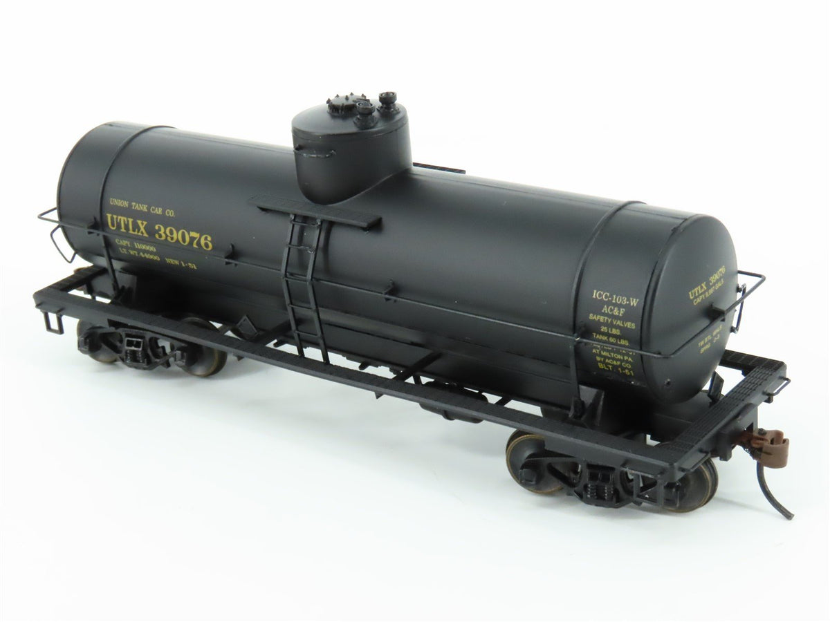 HO Scale Red Caboose RR-33001-45 UTLX 10K Gallon Single Dome Tank Car #39076