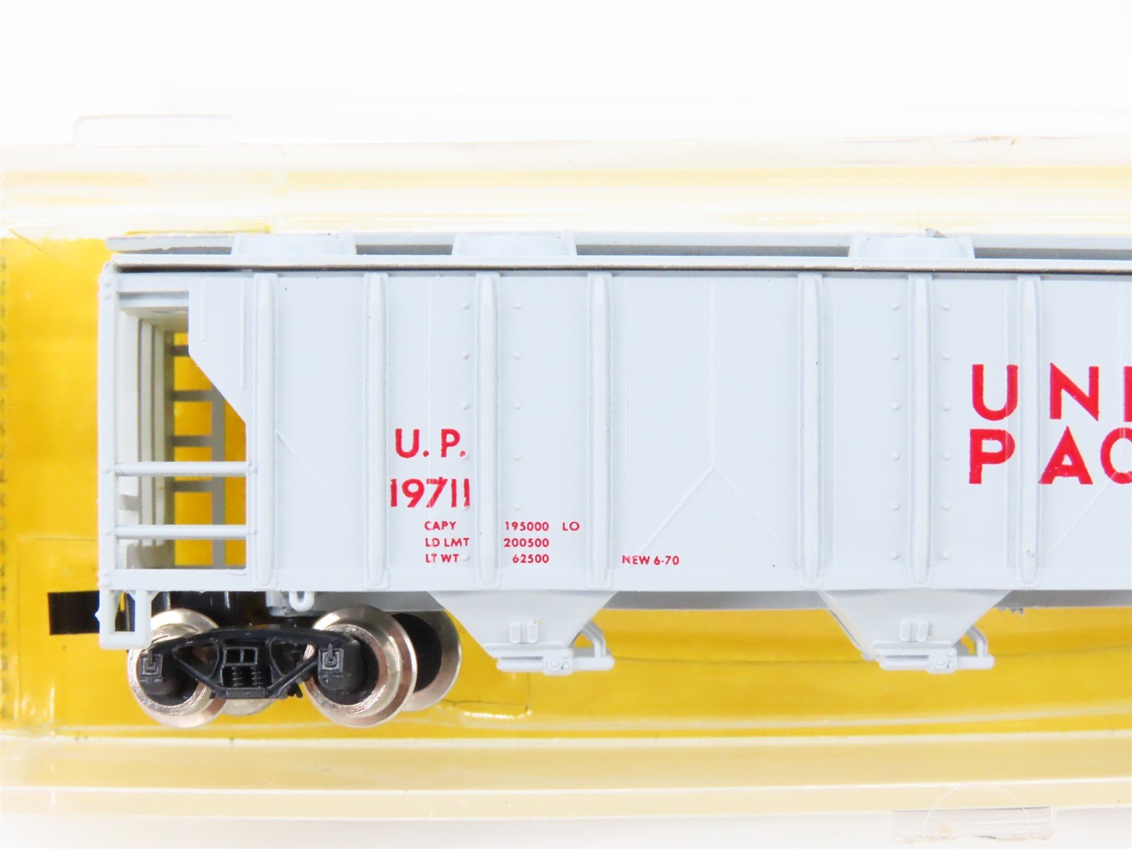 N Scale Atlas 3720 UP Union Pacific 3-Bay Covered Hopper #19711