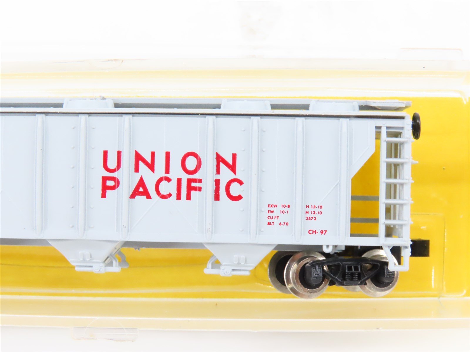 N Scale Atlas 3720 UP Union Pacific 3-Bay Covered Hopper #19711