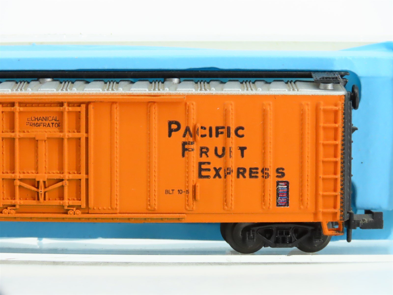 N Scale Atlas 2304 UP PFE Pacific Fruit Express 50' Reefer Custom Road #300209