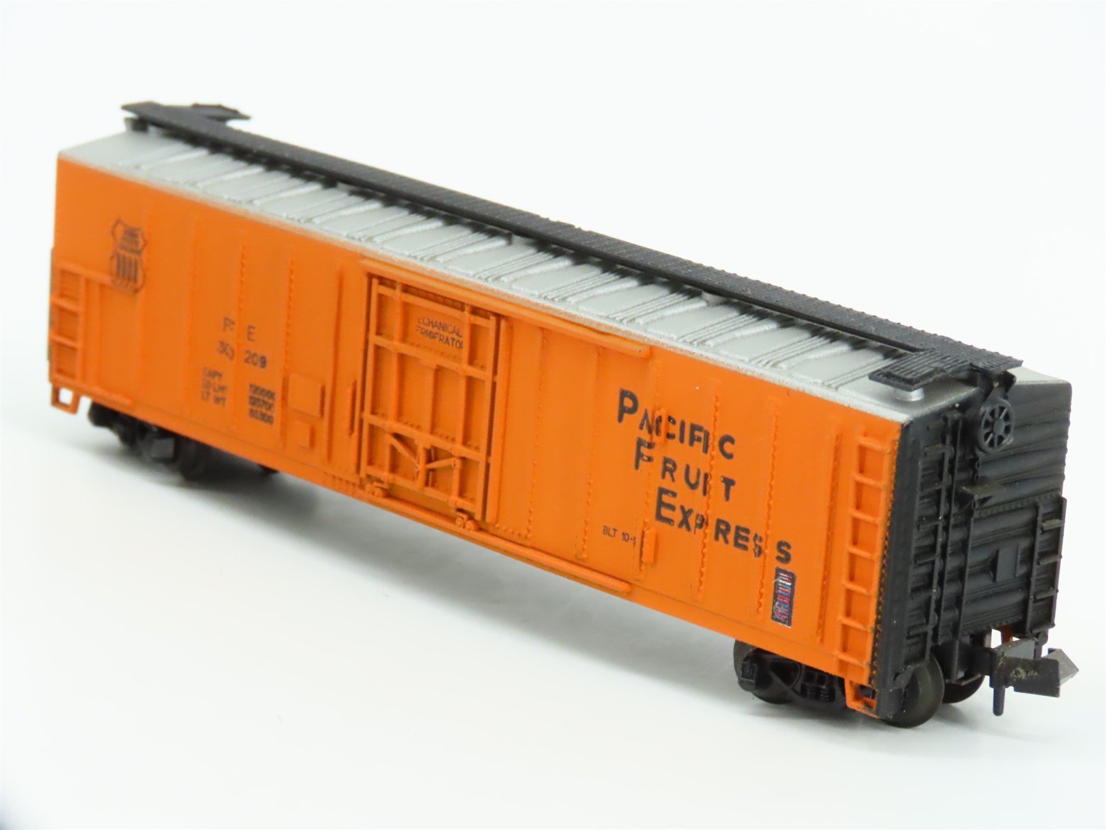 N Scale Atlas 2304 UP PFE Pacific Fruit Express 50' Reefer Custom Road #300209
