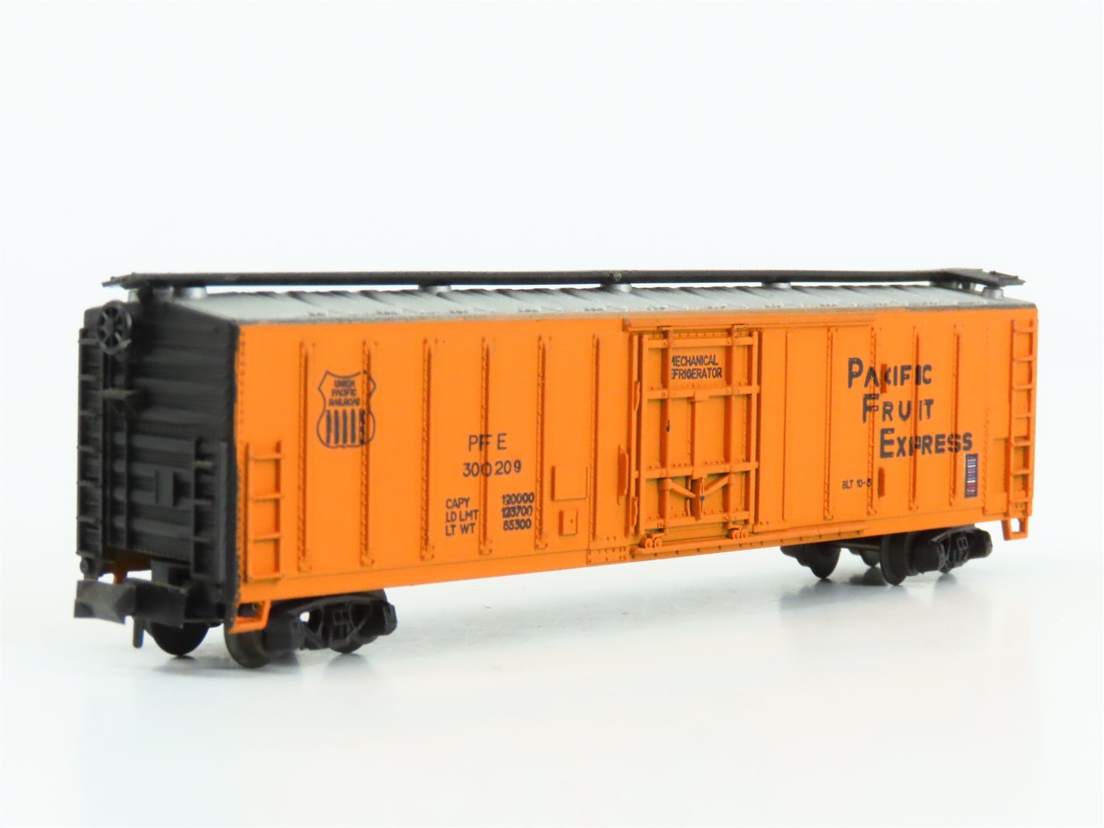N Scale Atlas 2304 UP PFE Pacific Fruit Express 50' Reefer Custom Road #300209