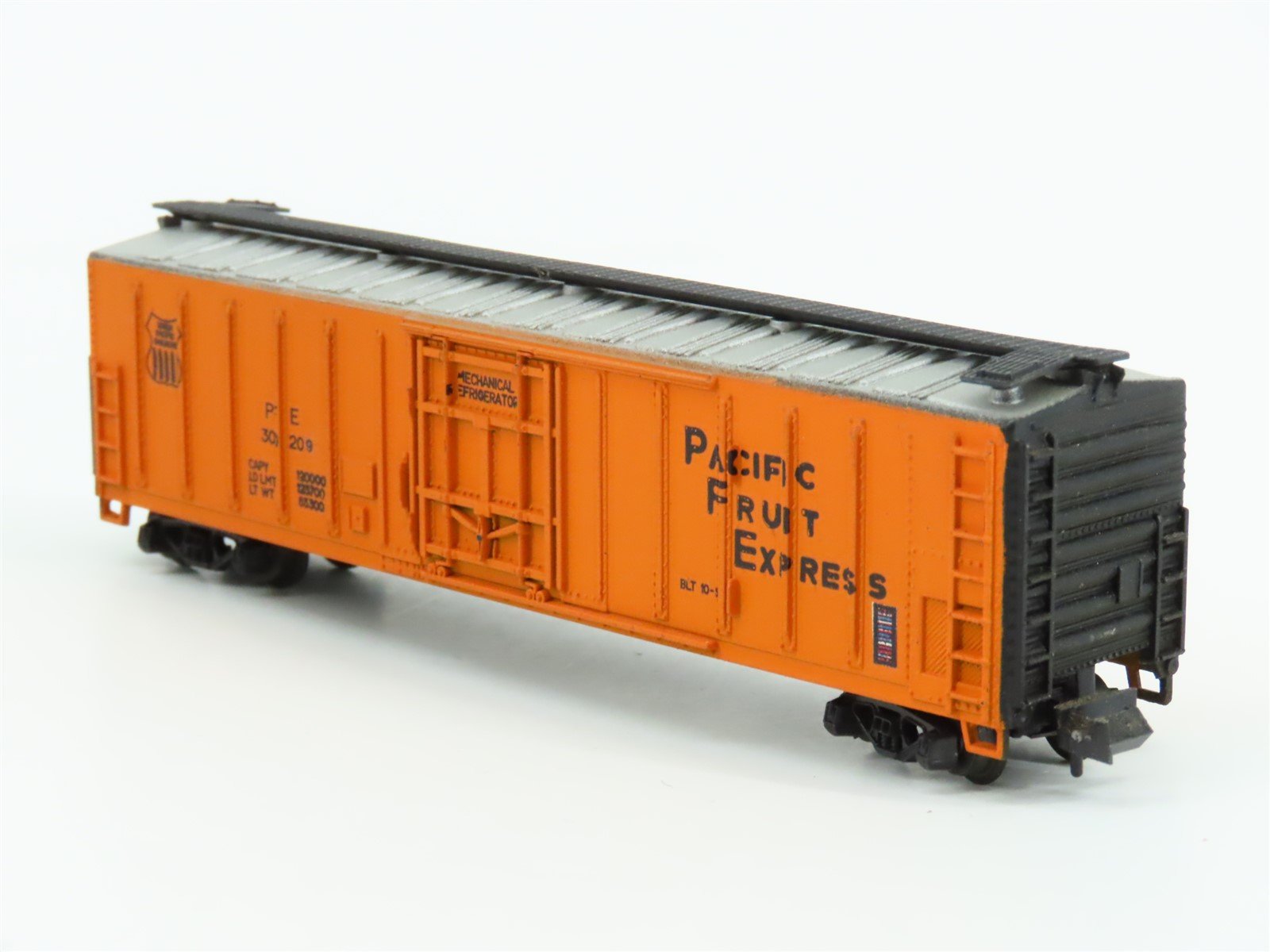 N Scale Atlas 2304 UP PFE Pacific Fruit Express 50' Reefer Custom Road #300209