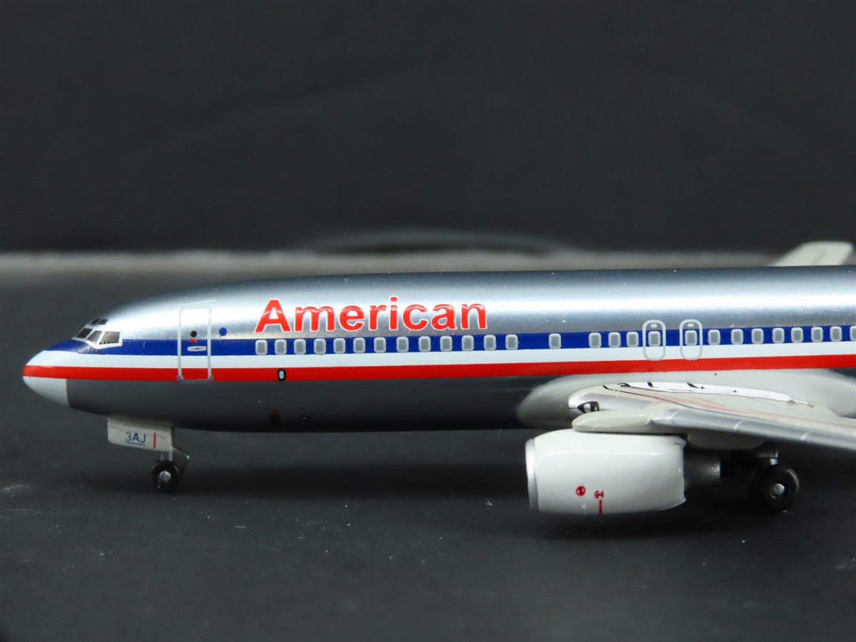 1:400 Dragon Wings 55242 Die-Cast American Airlines B737-823 Airliner