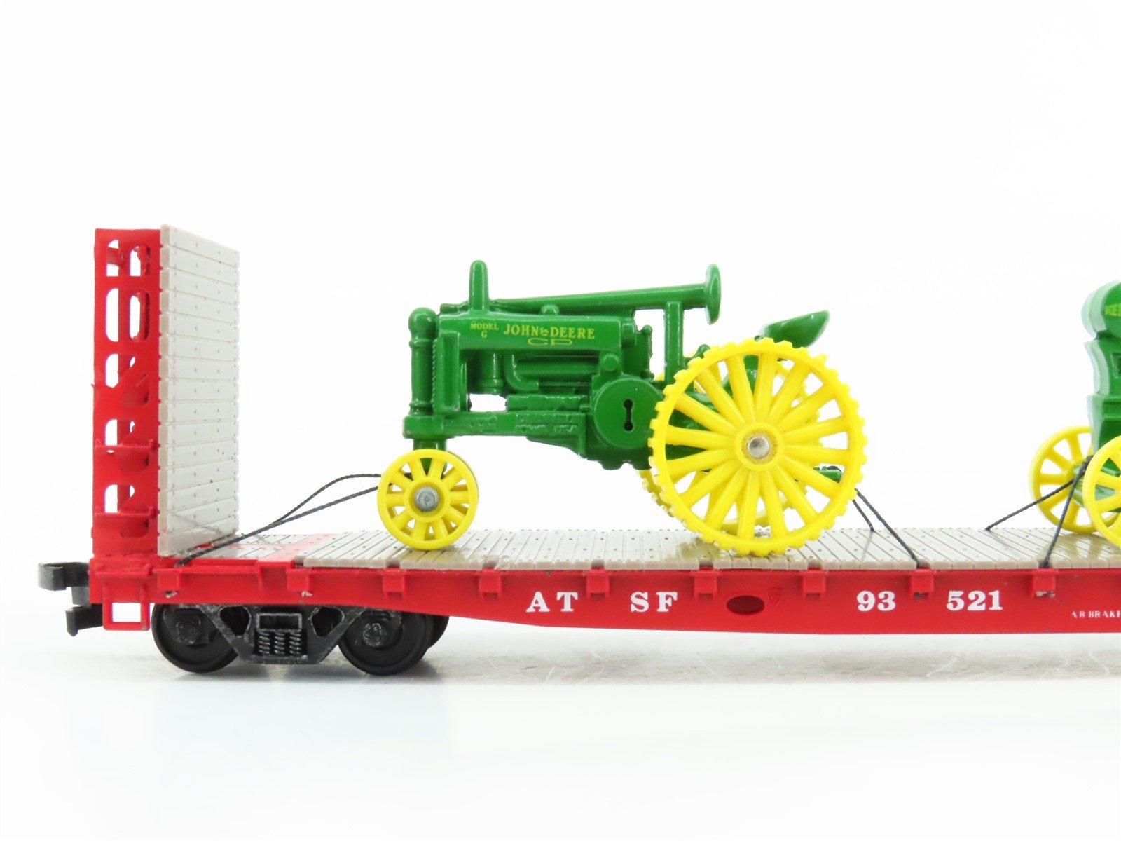 HO Scale Walthers ATSF Santa Fe Railroad Flat Car #93521 w/ Custom Tractor Load