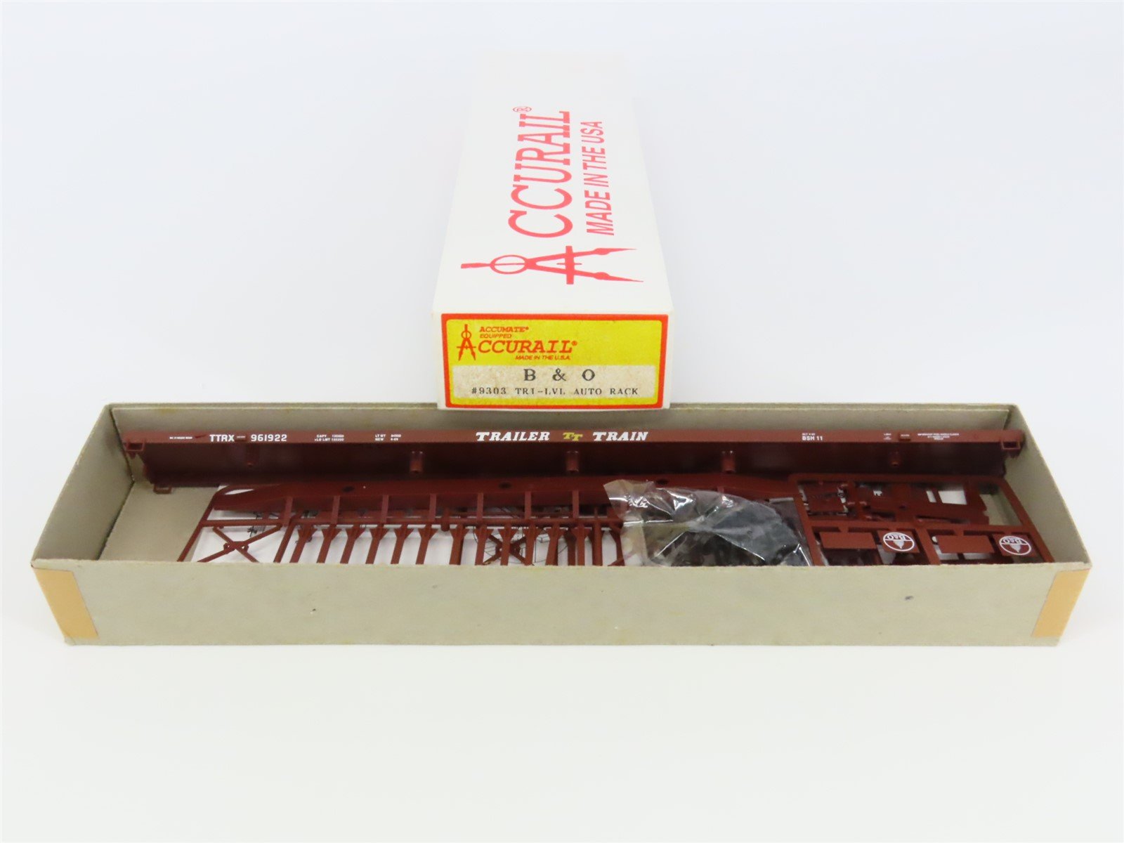 HO Scale Accurail Kit #9303 B&O / TTRX Trailer Train Tri-Level Auto Rack #961922
