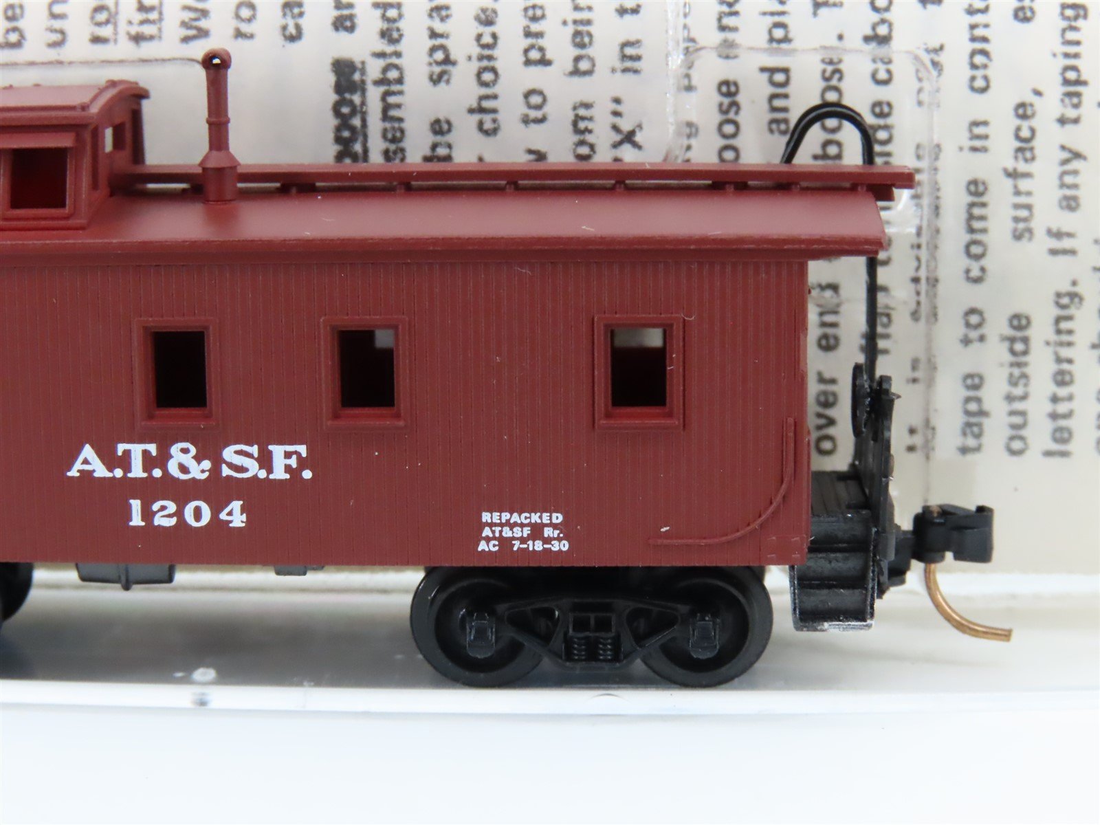 N Scale Kadee Micro-Trains MTL 50040 ATSF Santa Fe Railroad 34' Caboose #1204