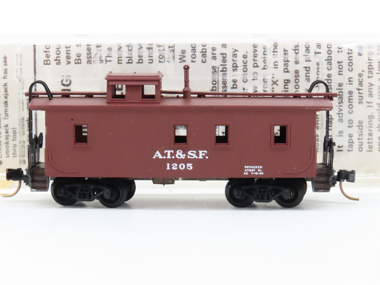 N Kadee Micro-Trains MTL 50040 ATSF Santa Fe 34' Wood Sheathed Caboose #1205