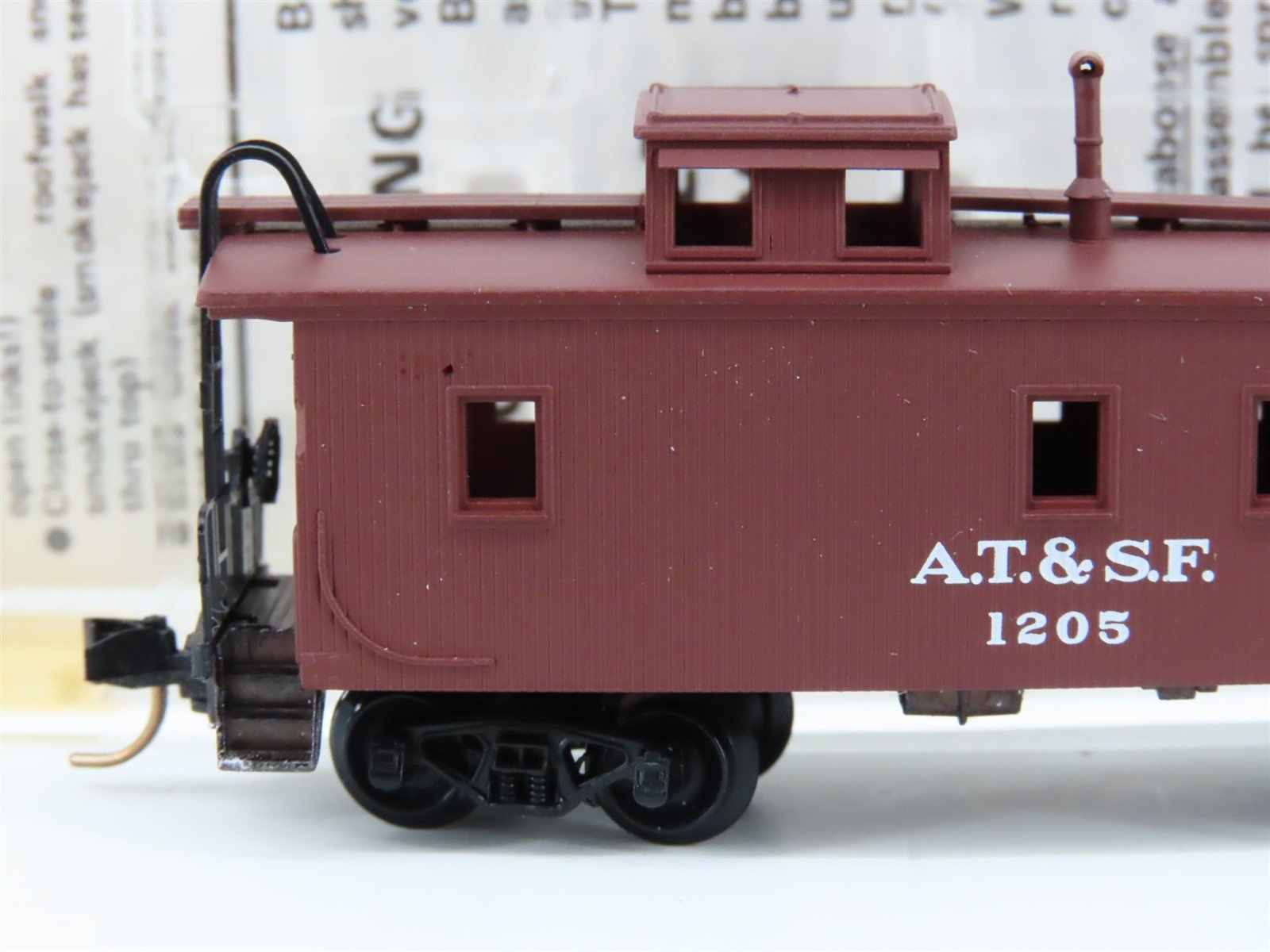 N Kadee Micro-Trains MTL 50040 ATSF Santa Fe 34' Wood Sheathed Caboose #1205
