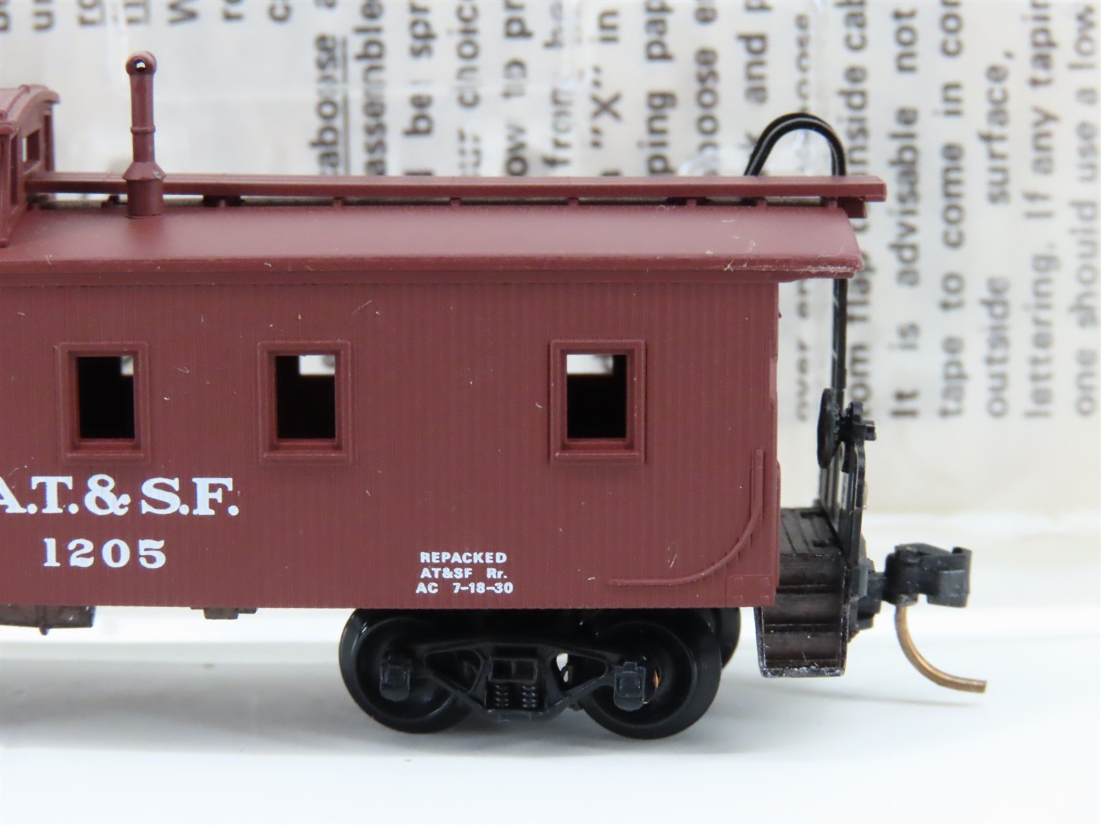 N Kadee Micro-Trains MTL 50040 ATSF Santa Fe 34' Wood Sheathed Caboose #1205
