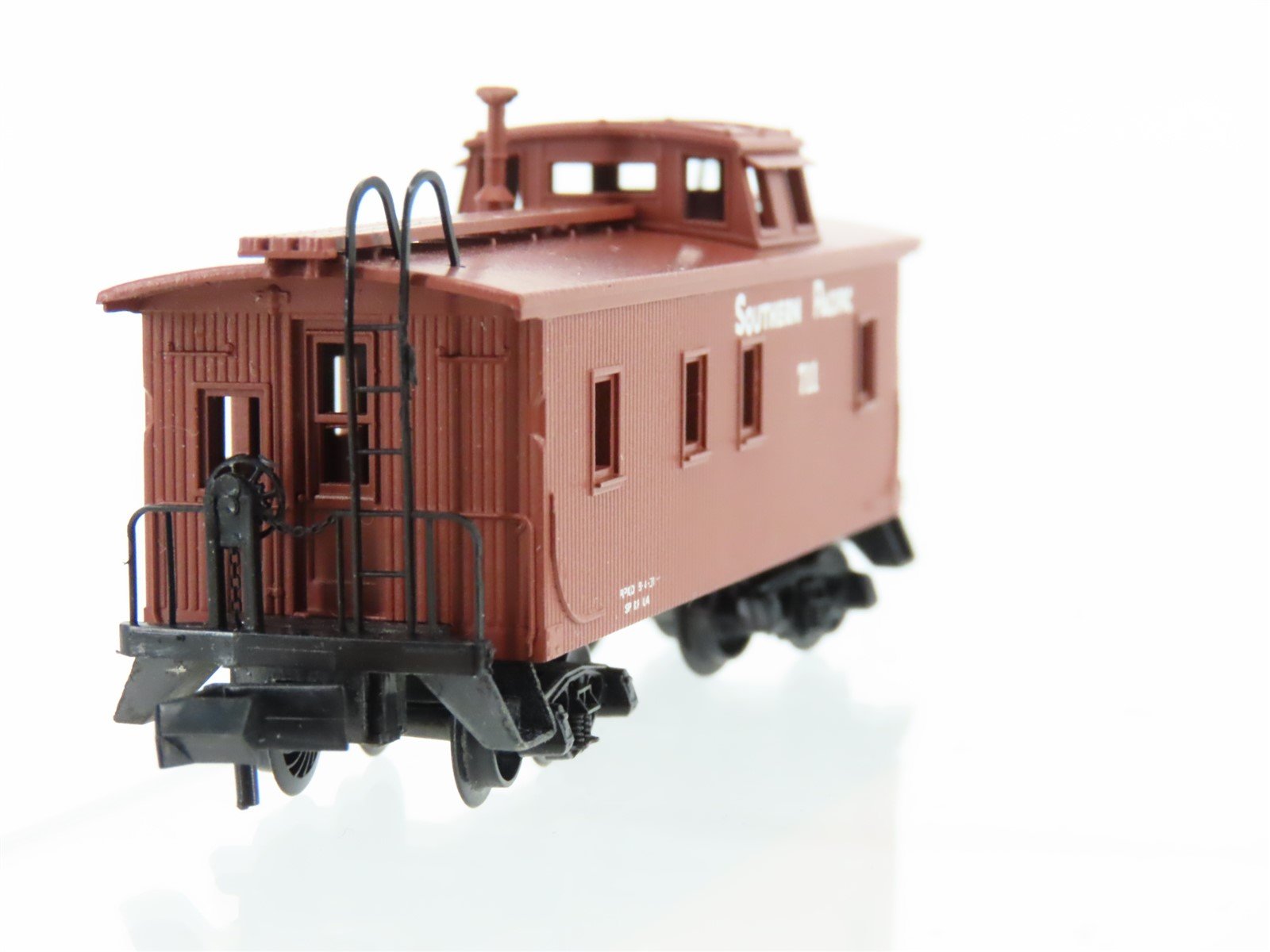 N Scale Kadee Micro-Trains MTL 50071 SP Southern Pacific 34' Caboose #711
