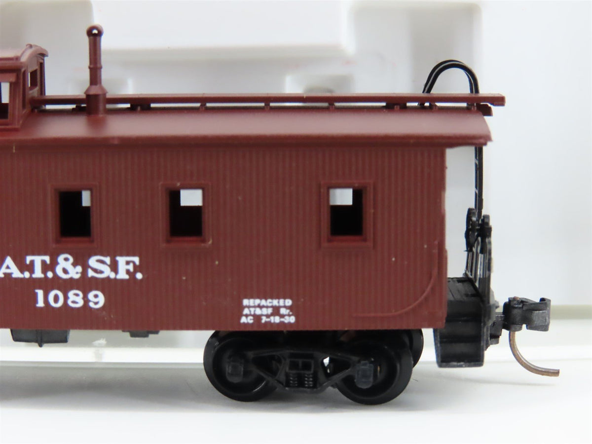 N Scale Kadee Micro-Trains MTL 50040 ATSF Santa Fe Railroad 34&#39; Caboose #1089