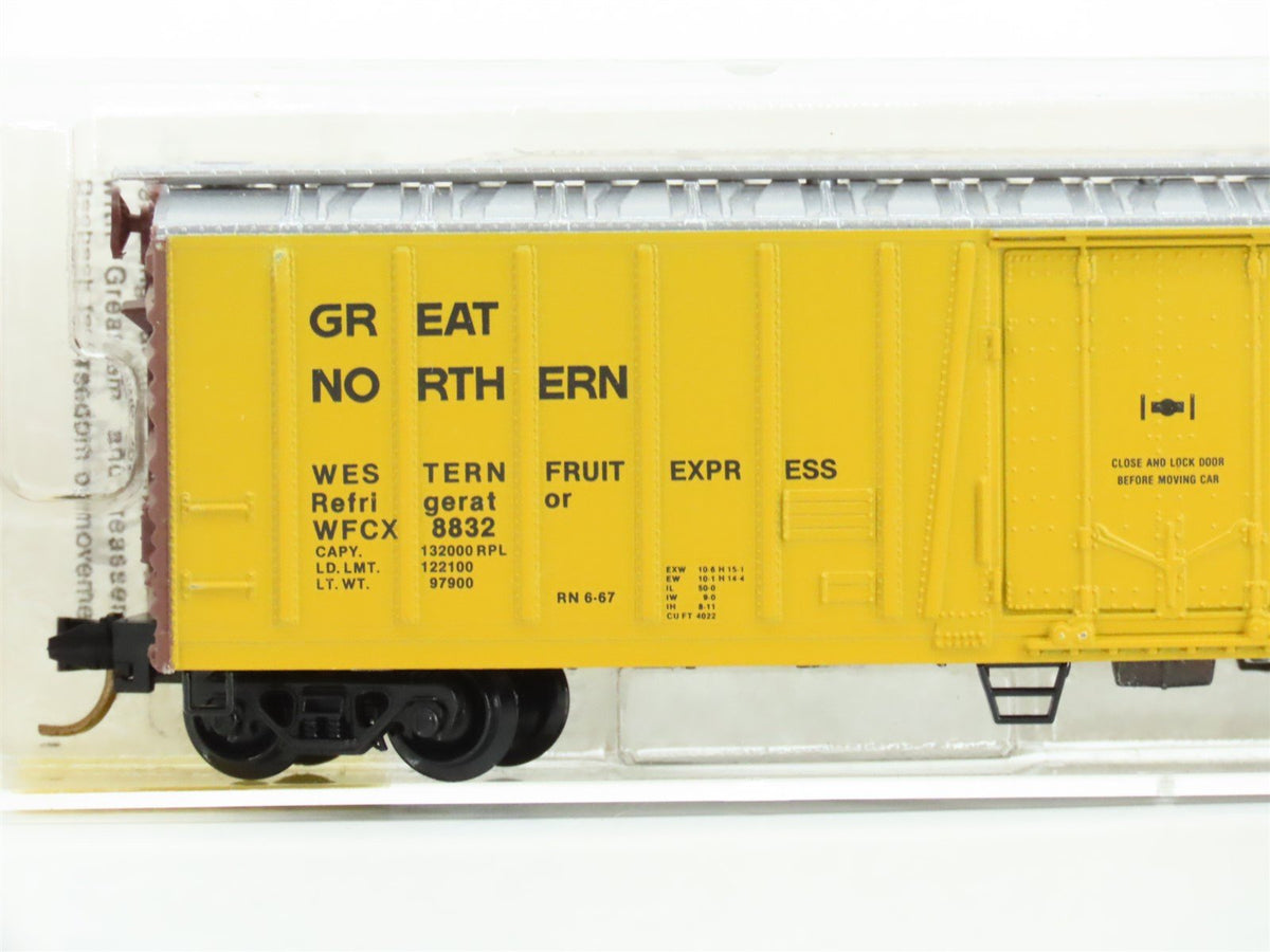 N Scale Micro-Trains MTL/Kadee 70030 GN Great Northern 51&#39; Mech Reefer Car #8832