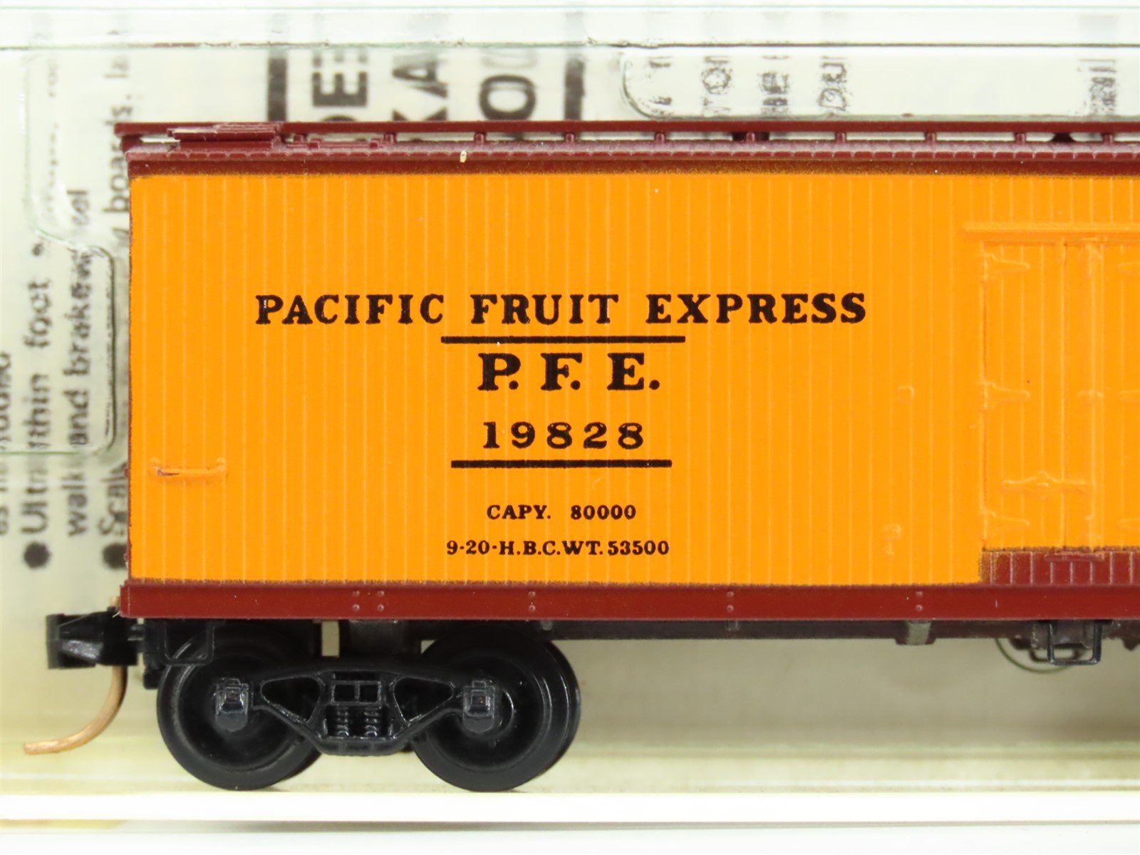 N Micro-Trains MTL/Kadee 47060 PFE Pacific Fruit Express 40' Reefer Car #19828