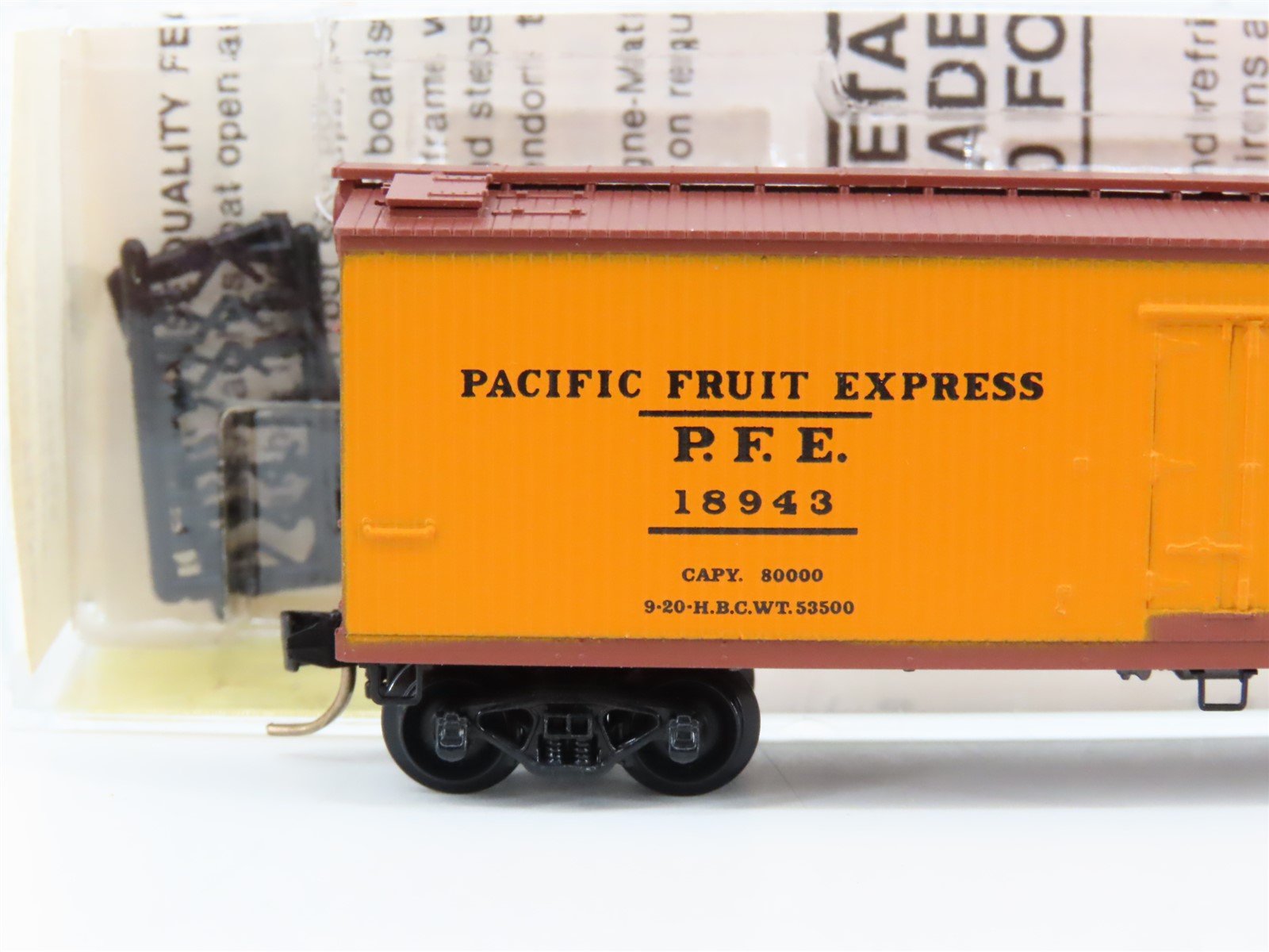 N Kadee Micro-Trains MTL 47060 SP UP PFE Pacific Fruit Express 40' Reefer #18943