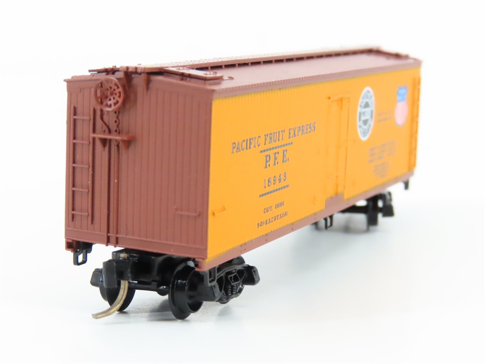 N Kadee Micro-Trains MTL 47060 SP UP PFE Pacific Fruit Express 40' Reefer #18943