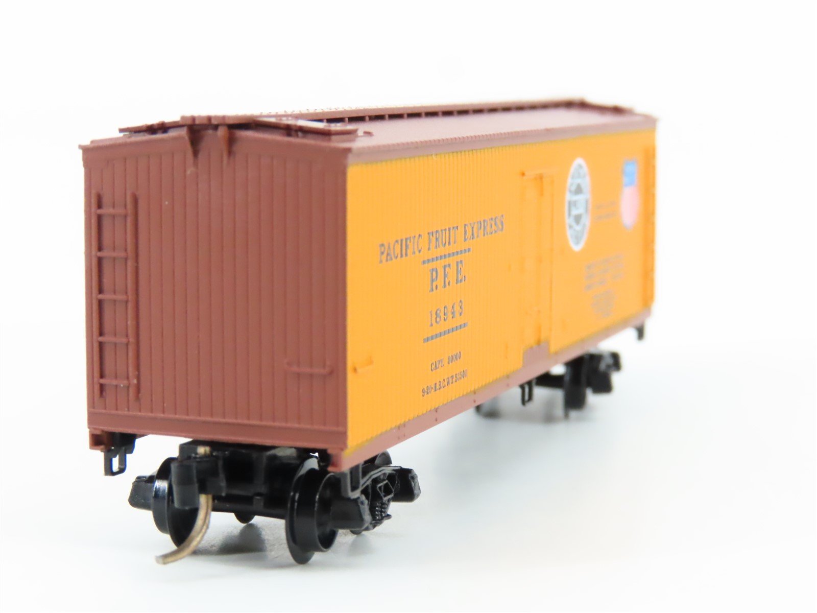N Kadee Micro-Trains MTL 47060 SP UP PFE Pacific Fruit Express 40' Reefer #18943