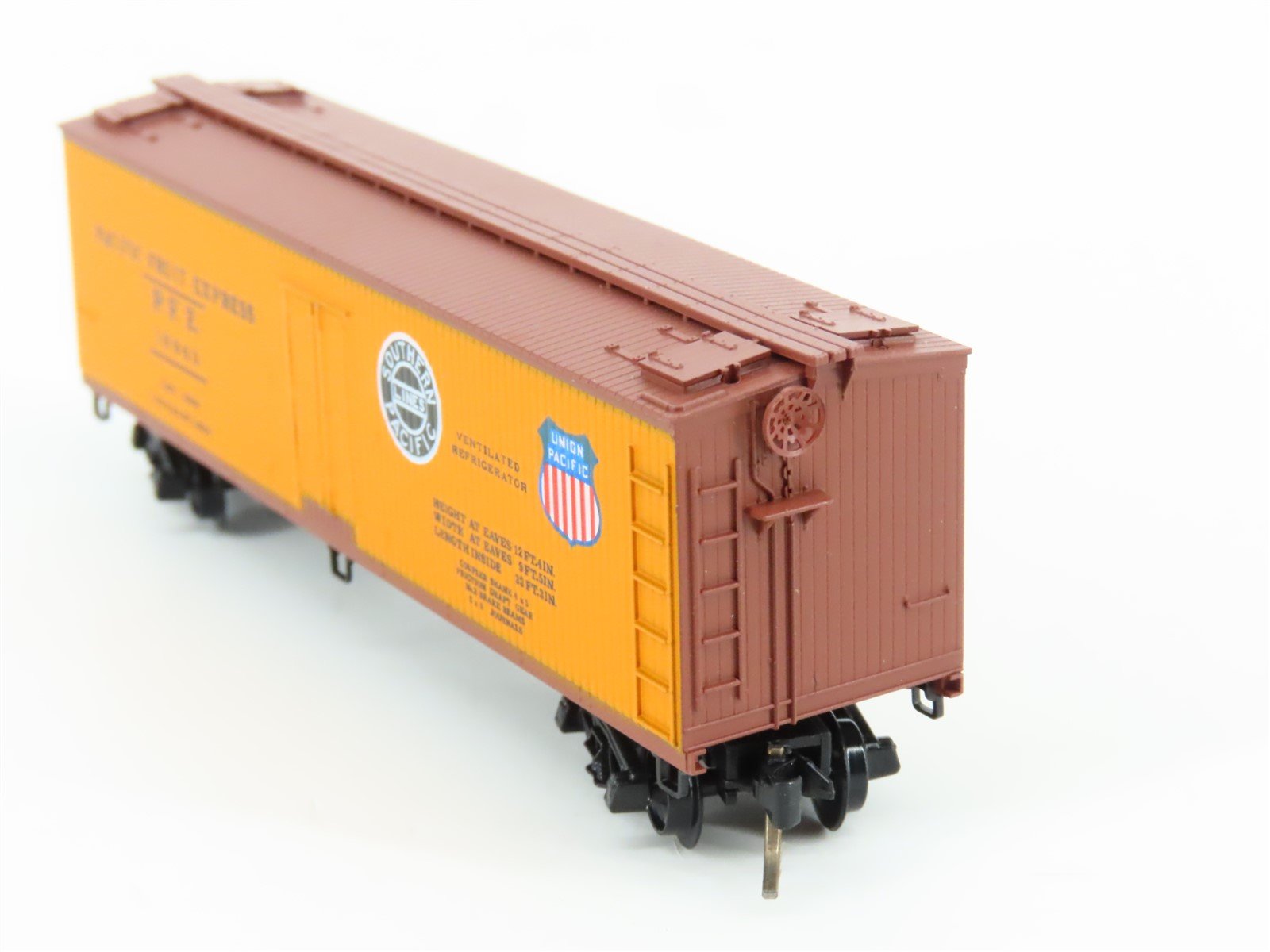 N Kadee Micro-Trains MTL 47060 SP UP PFE Pacific Fruit Express 40' Reefer #18943