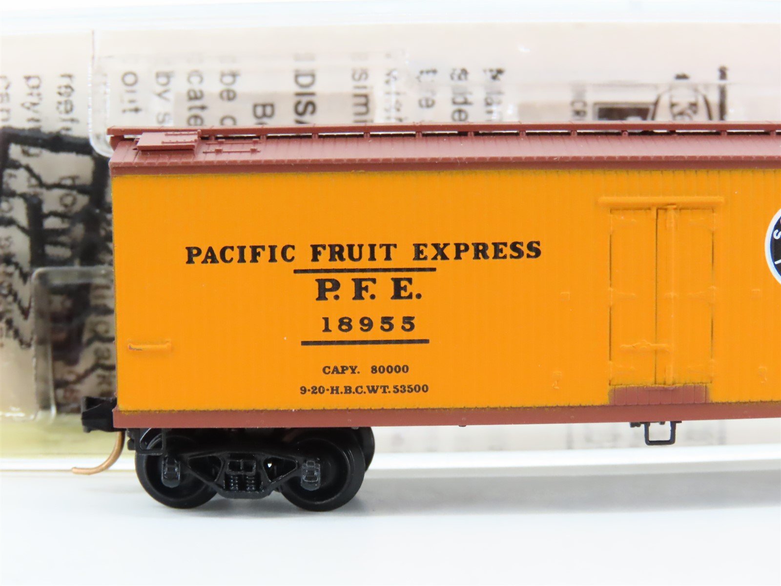 N Kadee Micro-Trains MTL 47060 SP UP PFE Pacific Fruit Express 40' Reefer #18955