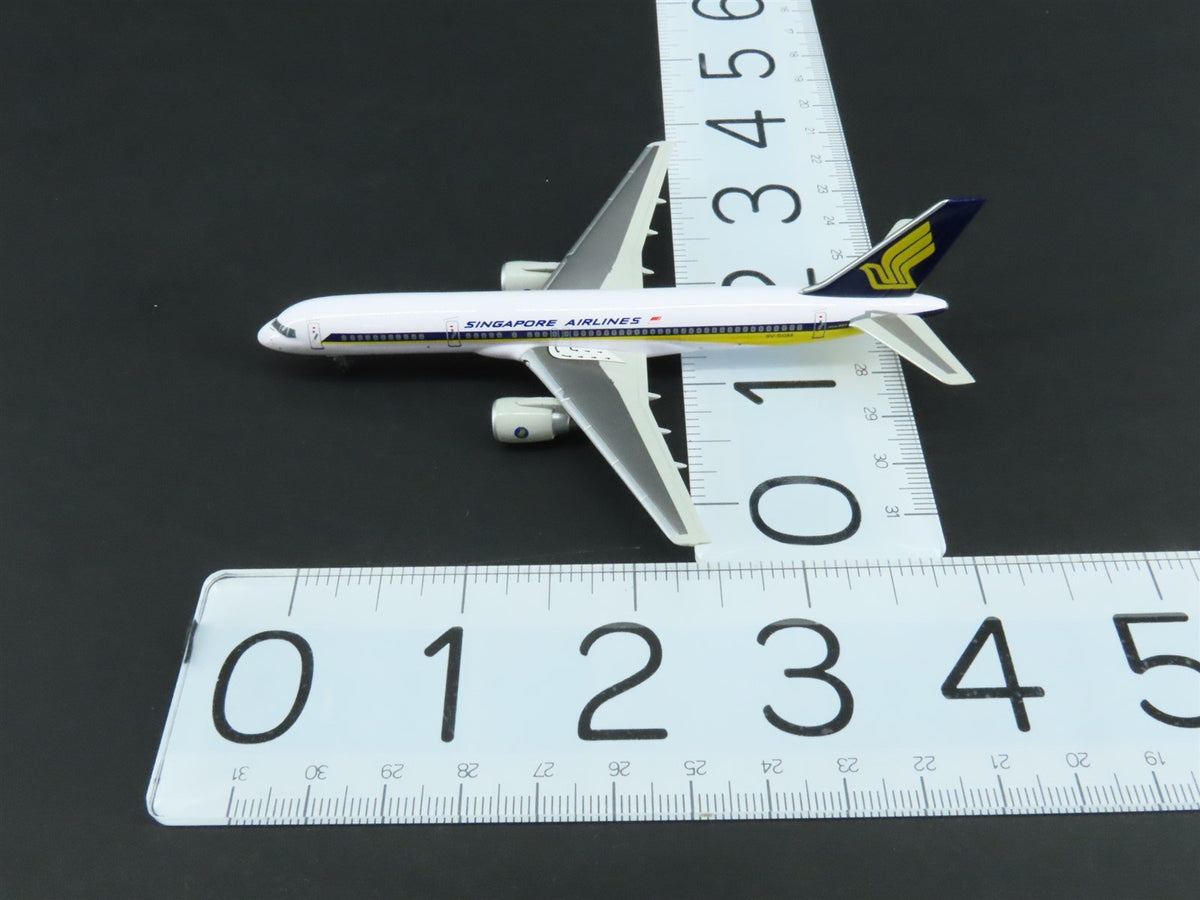1:400 Dragon Wings 55398 Die-Cast Singapore Airlines Boeing 757-212 Airliner