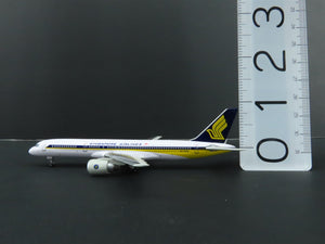 1:400 Dragon Wings 55398 Die-Cast Singapore Airlines Boeing 757-212 Airliner