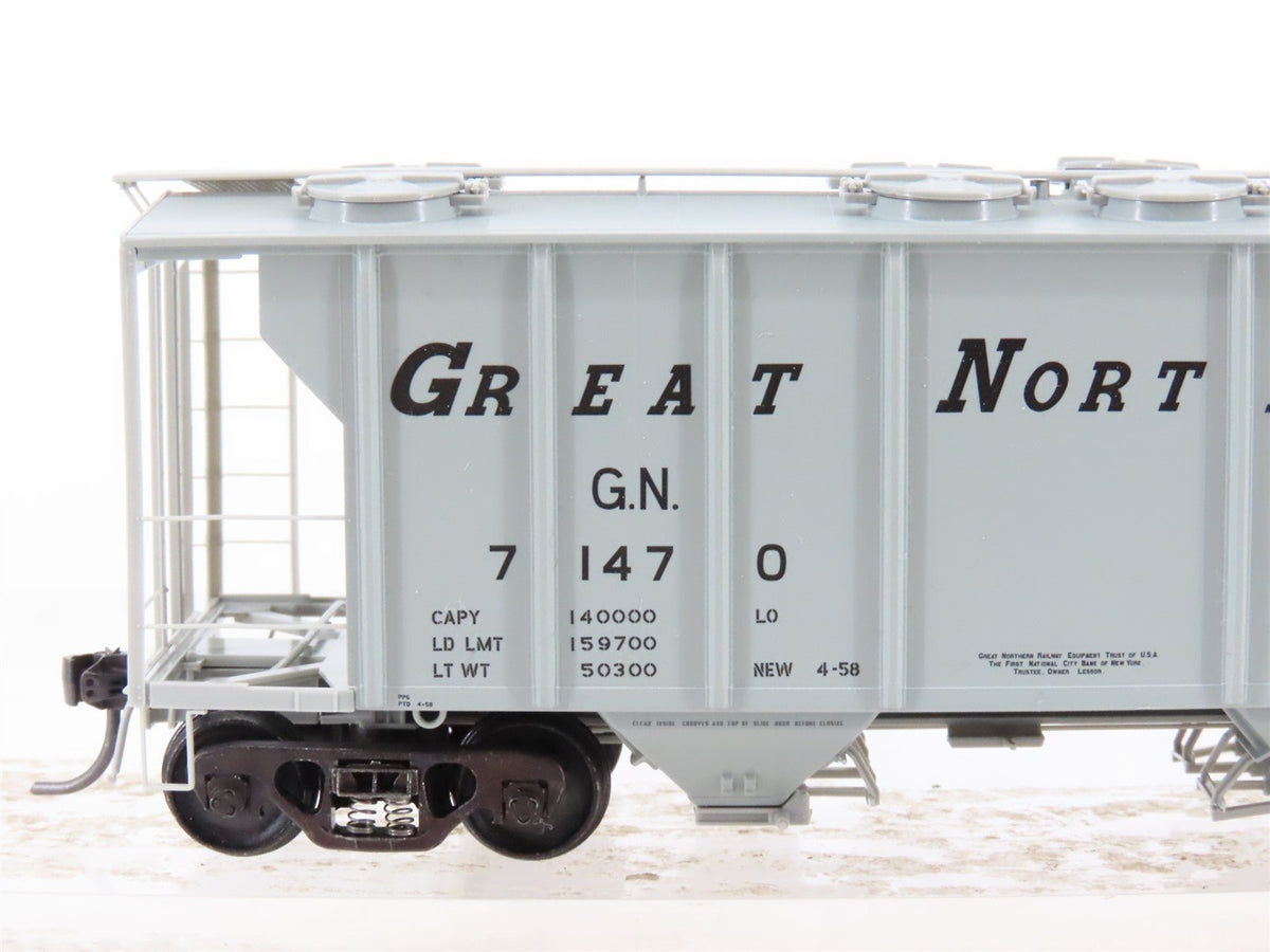 HO Scale Kadee 8013 GN Great Northern Railway 2-Bay Covered Hopper #71470