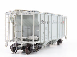 HO Scale Kadee 8013 GN Great Northern Railway 2-Bay Covered Hopper #71470