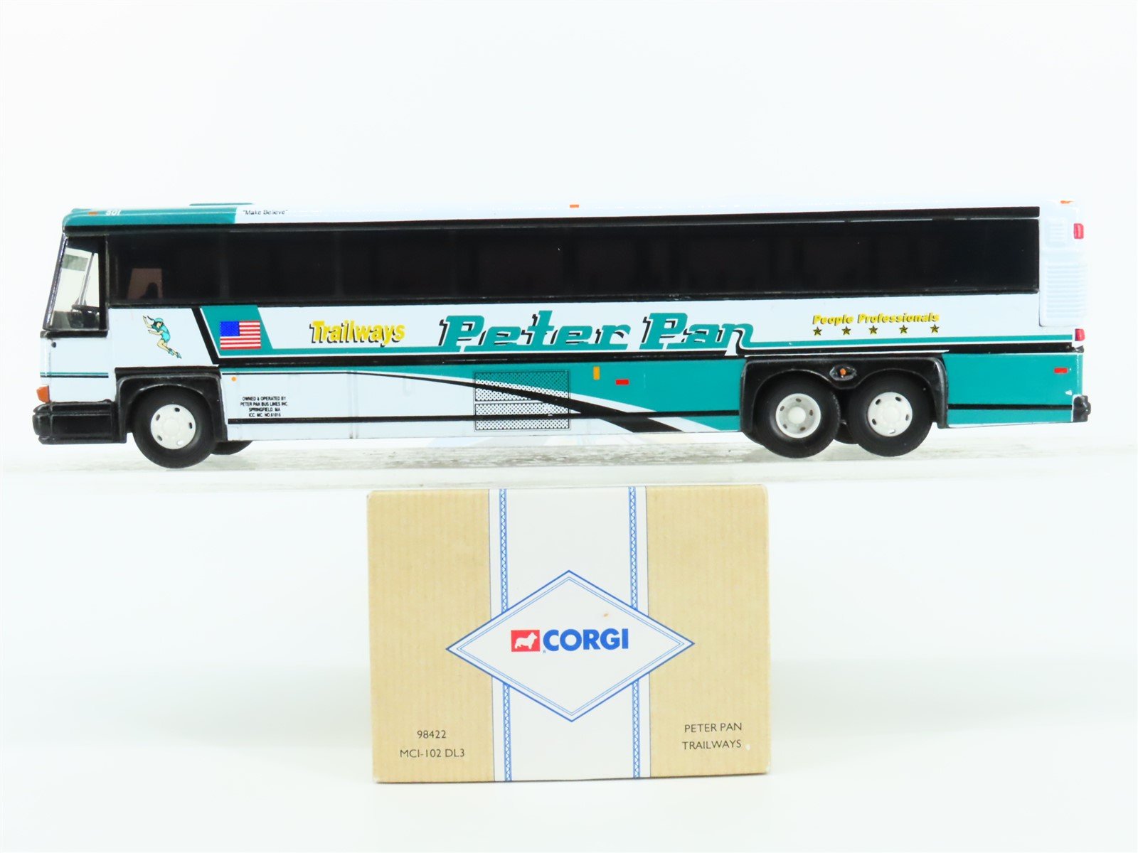 1:50 Scale Corgi 98422 Die-Cast Peter Pan MCI-102 DL3 Trailways Bus