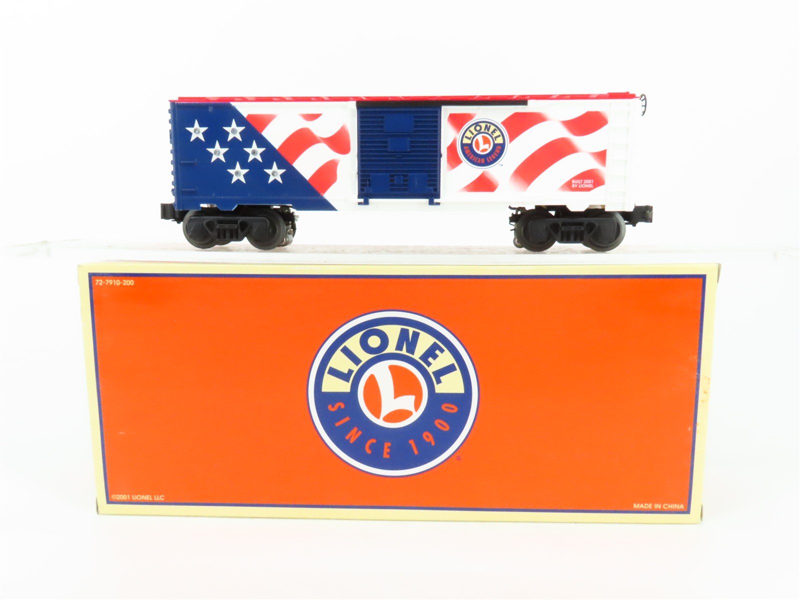 O Gauge 3-Rail Lionel 6-26777 Flag Single Door Box Car #26777 w/ Lights
