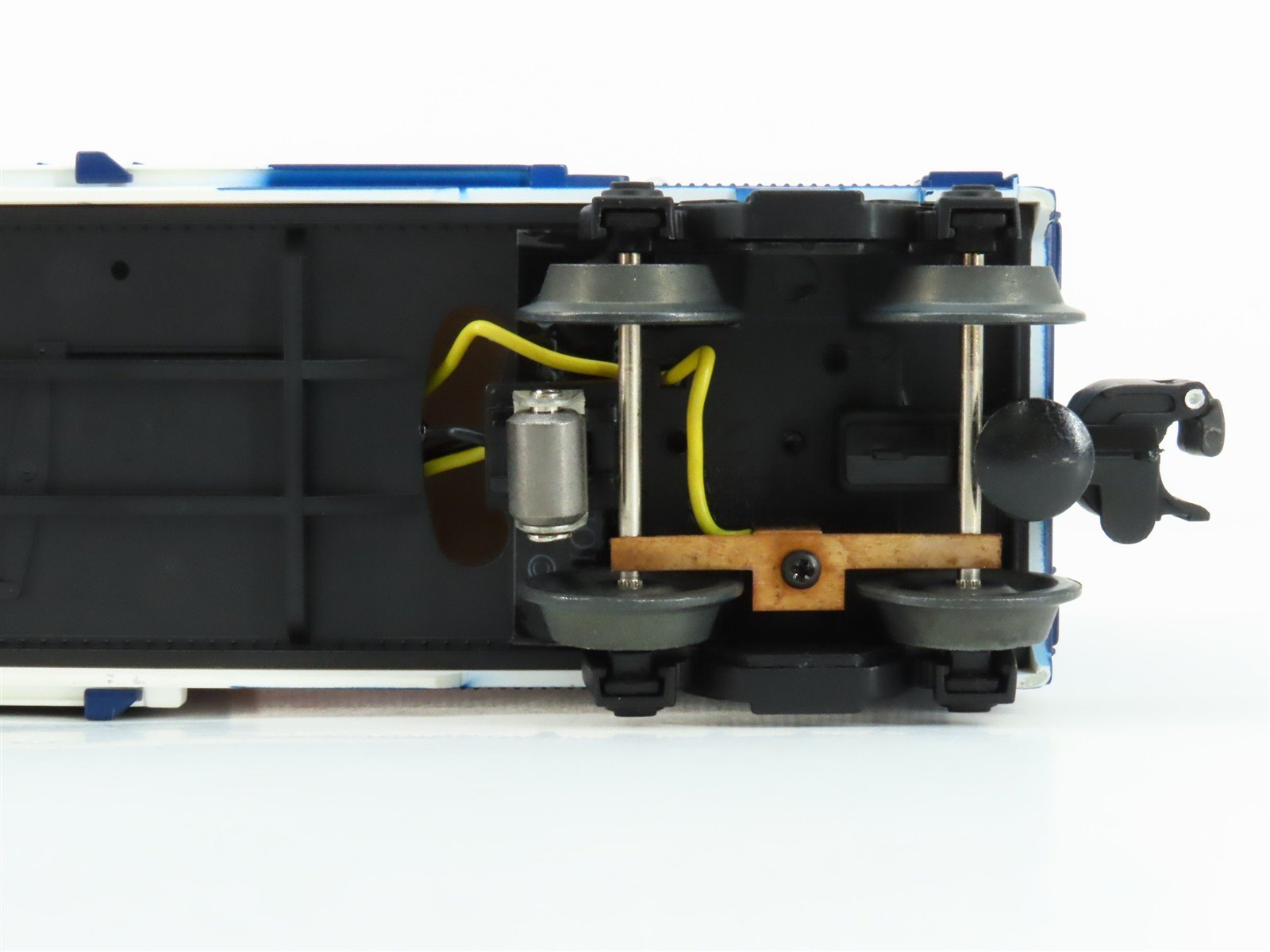 O Gauge 3-Rail Lionel 6-26777 Flag Single Door Box Car #26777 w/ Lights