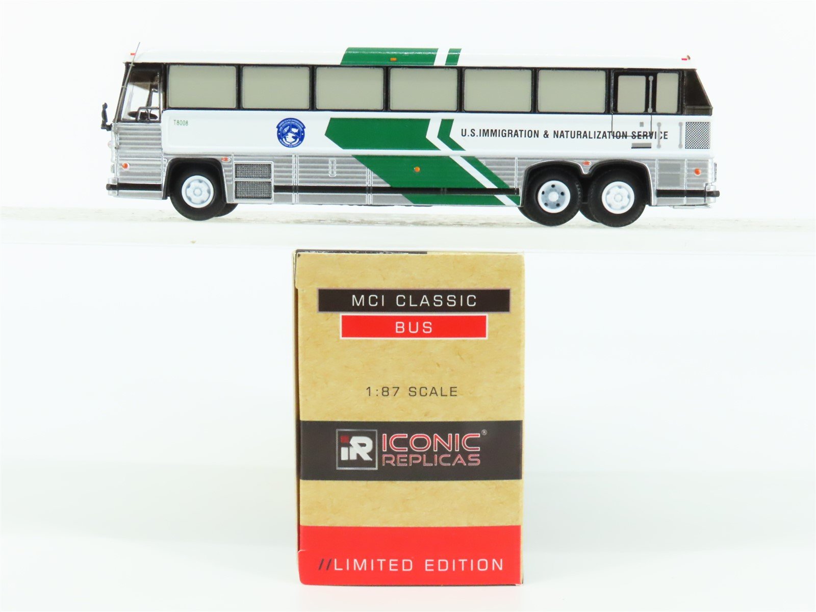 1:87 Iconic Replicas 87-0343 Die-Cast US Immigration Service MCI Classic Bus