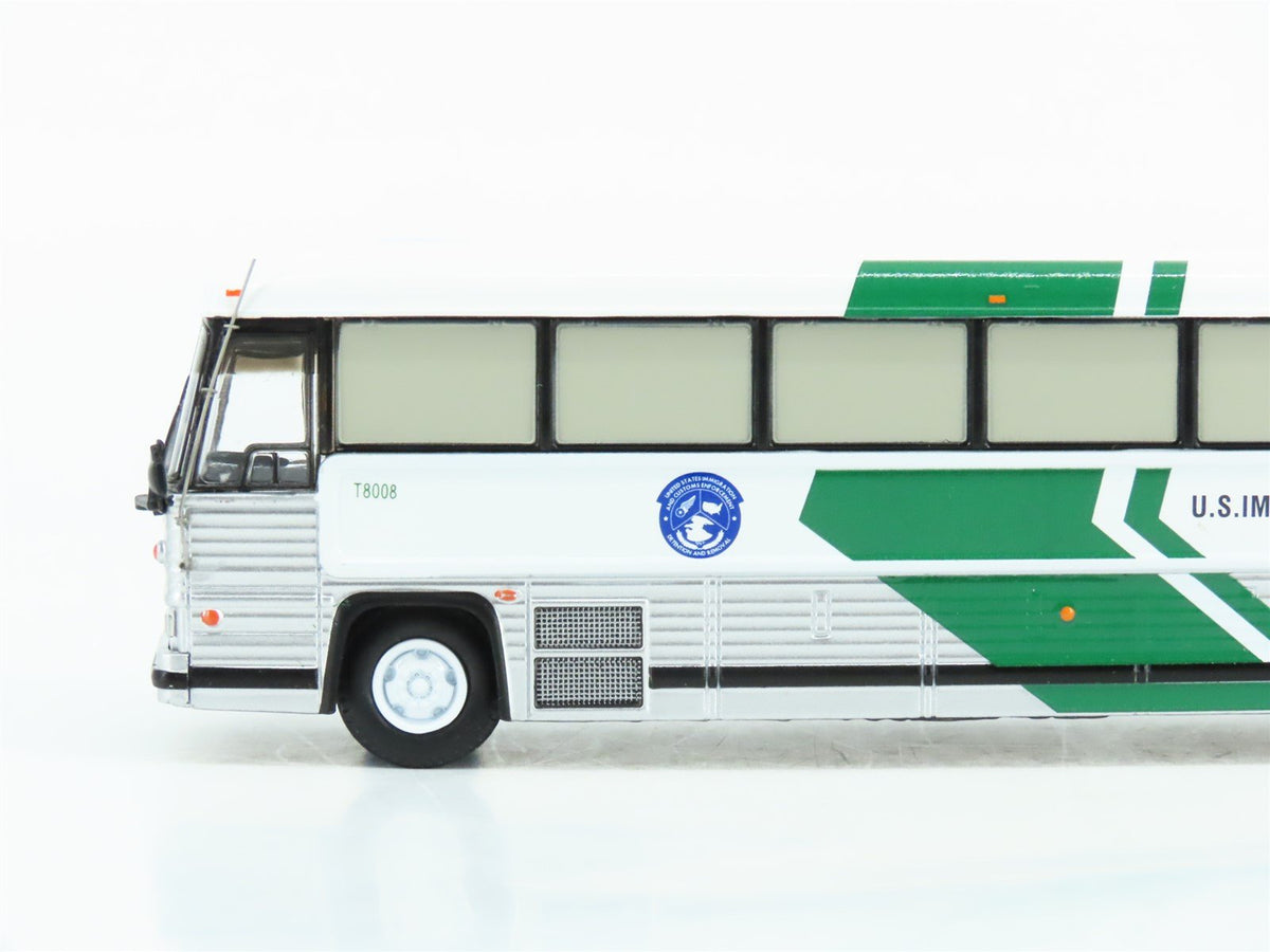1:87 Iconic Replicas 87-0343 Die-Cast US Immigration Service MCI Classic Bus