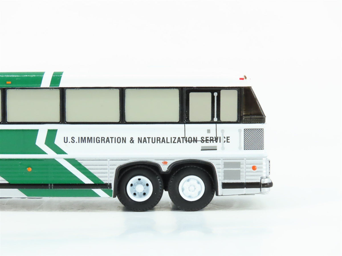 1:87 Iconic Replicas 87-0343 Die-Cast US Immigration Service MCI Classic Bus