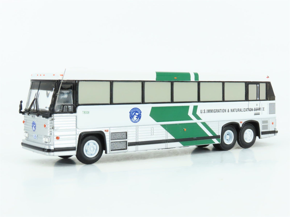 1:87 Iconic Replicas 87-0343 Die-Cast US Immigration Service MCI Classic Bus