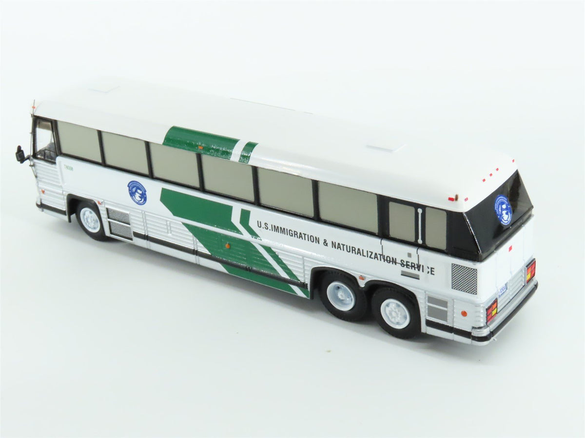 1:87 Iconic Replicas 87-0343 Die-Cast US Immigration Service MCI Classic Bus